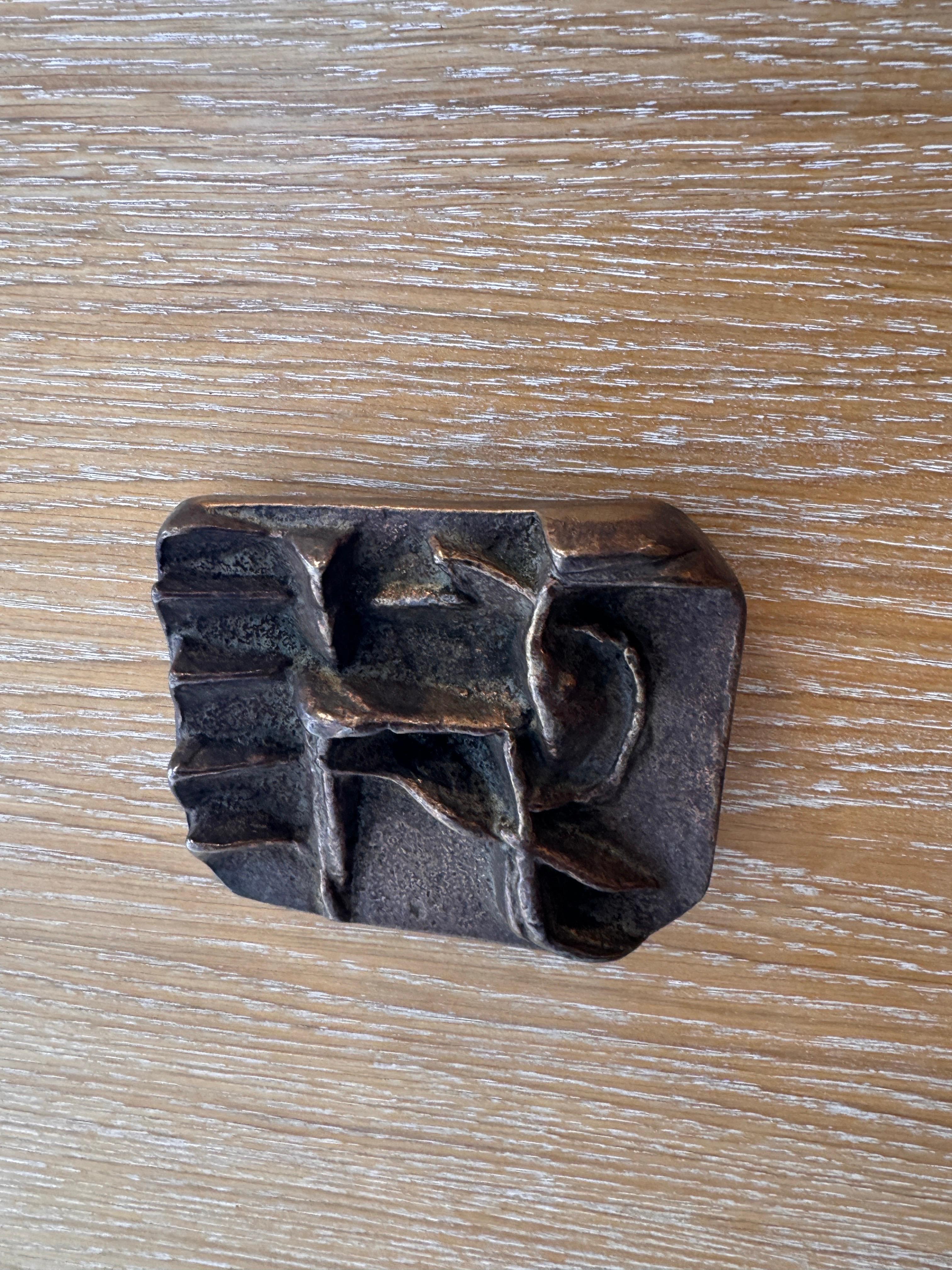 Aparador italiano esculpido de cuatro puertas de madera blanqueada con tiradores de bronce Bronce