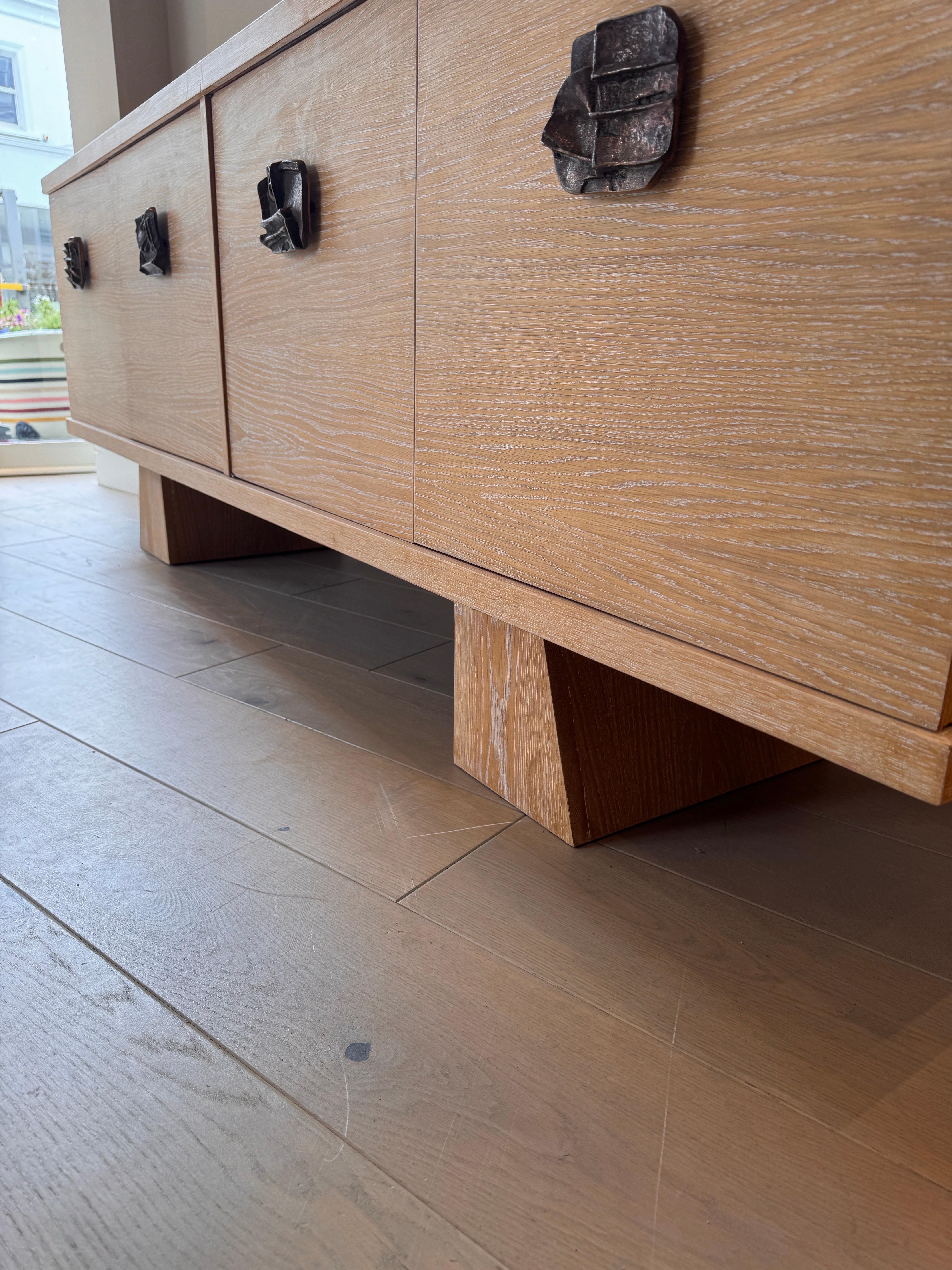 Aparador italiano esculpido de cuatro puertas de madera blanqueada con tiradores de bronce 2