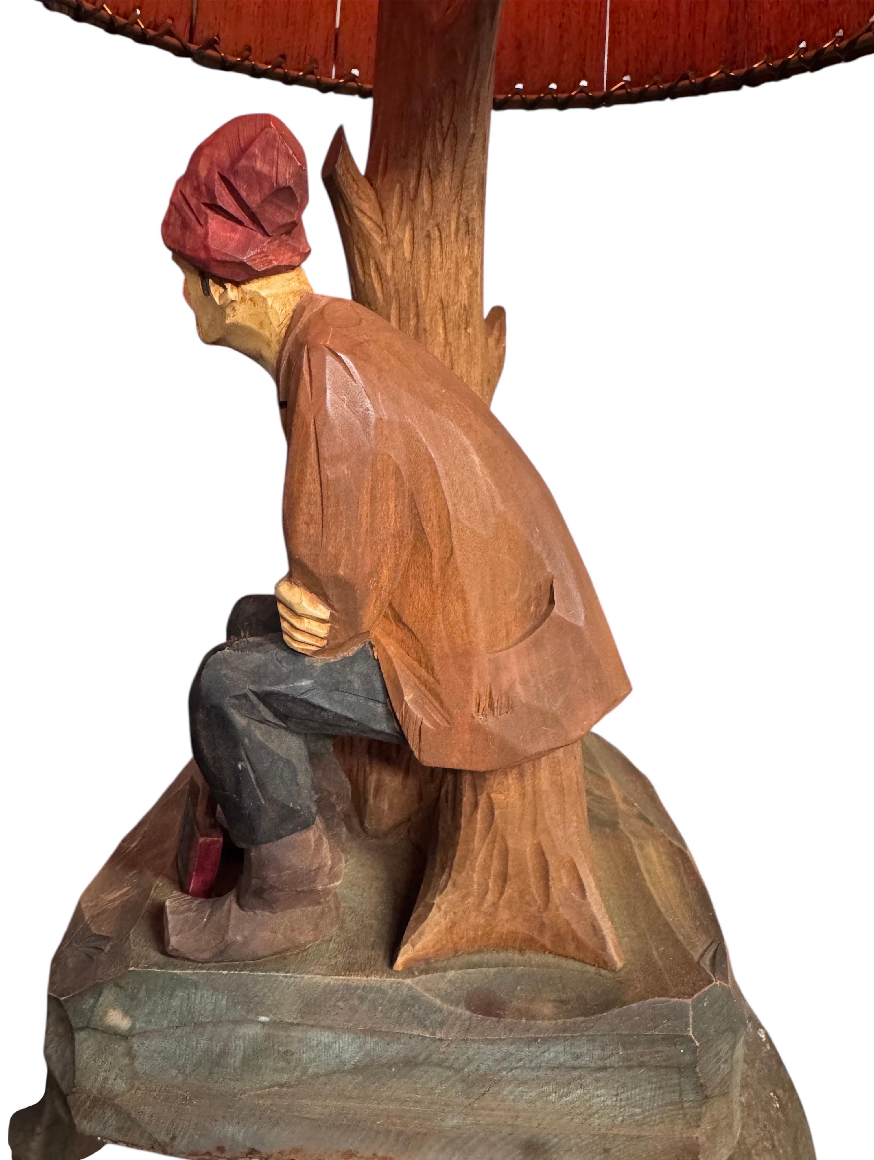 Lámpara de madera esculpida y pantalla a juego de Paul Caron en Bueno estado para la venta en Huntington, NY