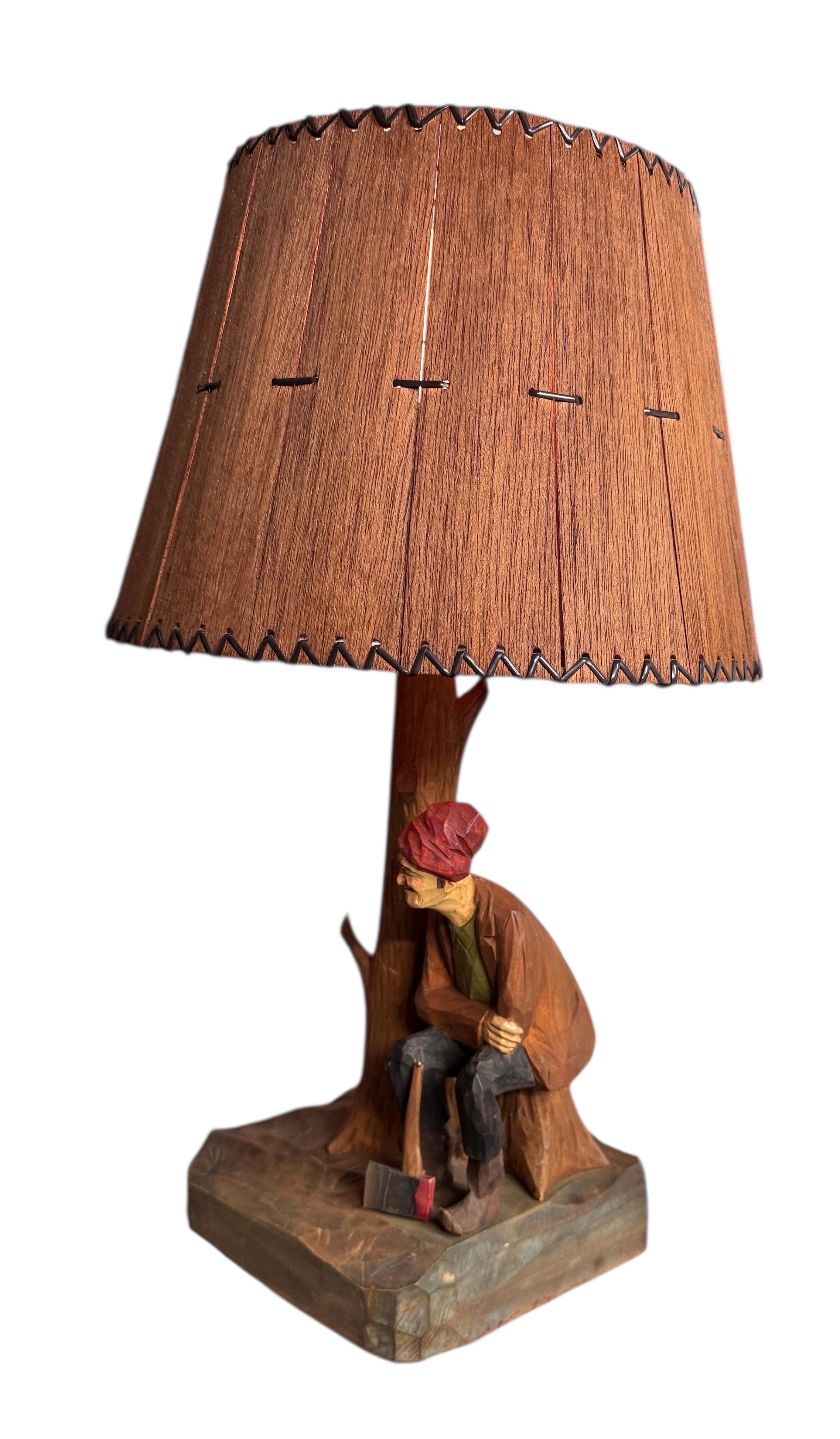 Lámpara de madera esculpida y pantalla a juego de Paul Caron en venta 1