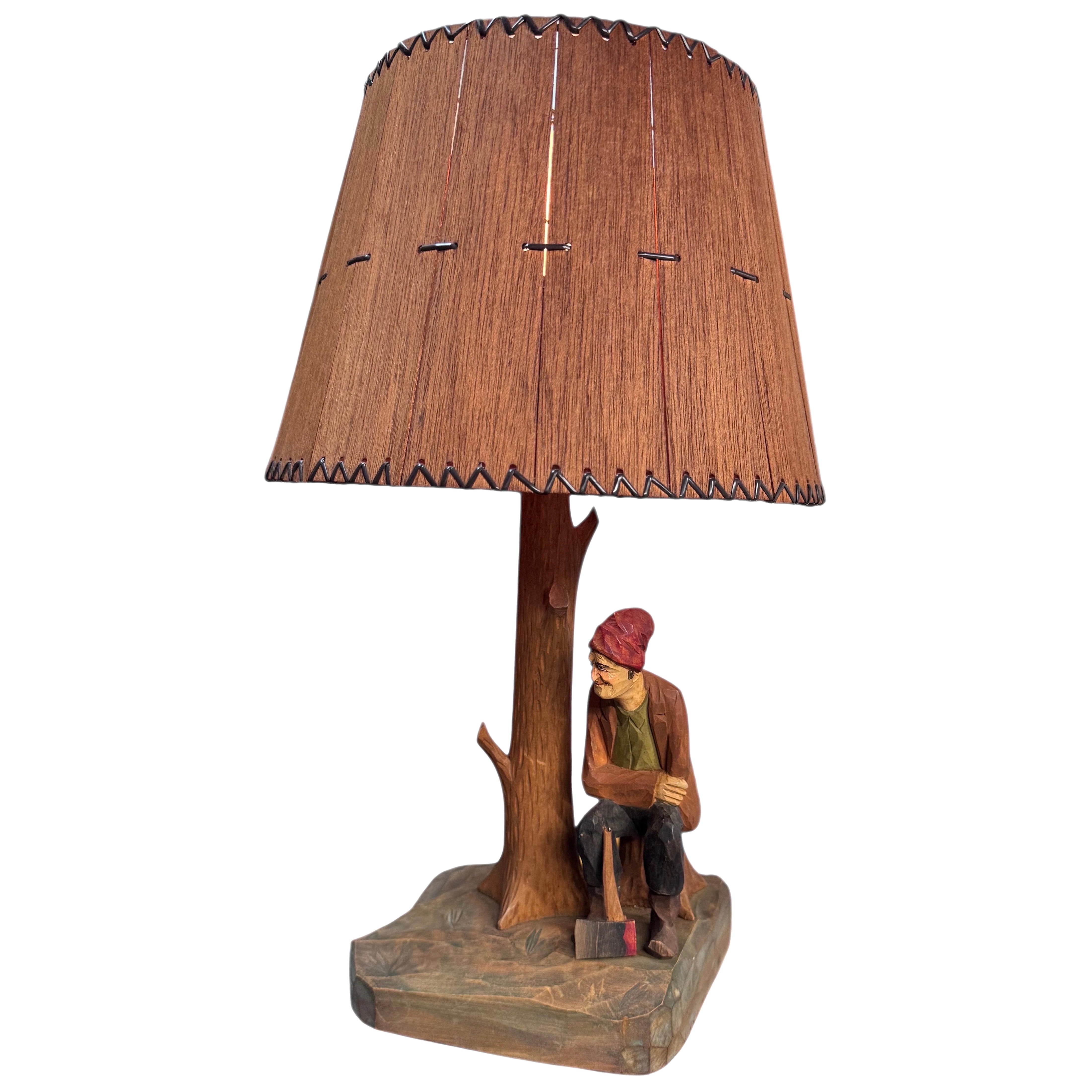 Lámpara de madera esculpida y pantalla a juego de Paul Caron en venta