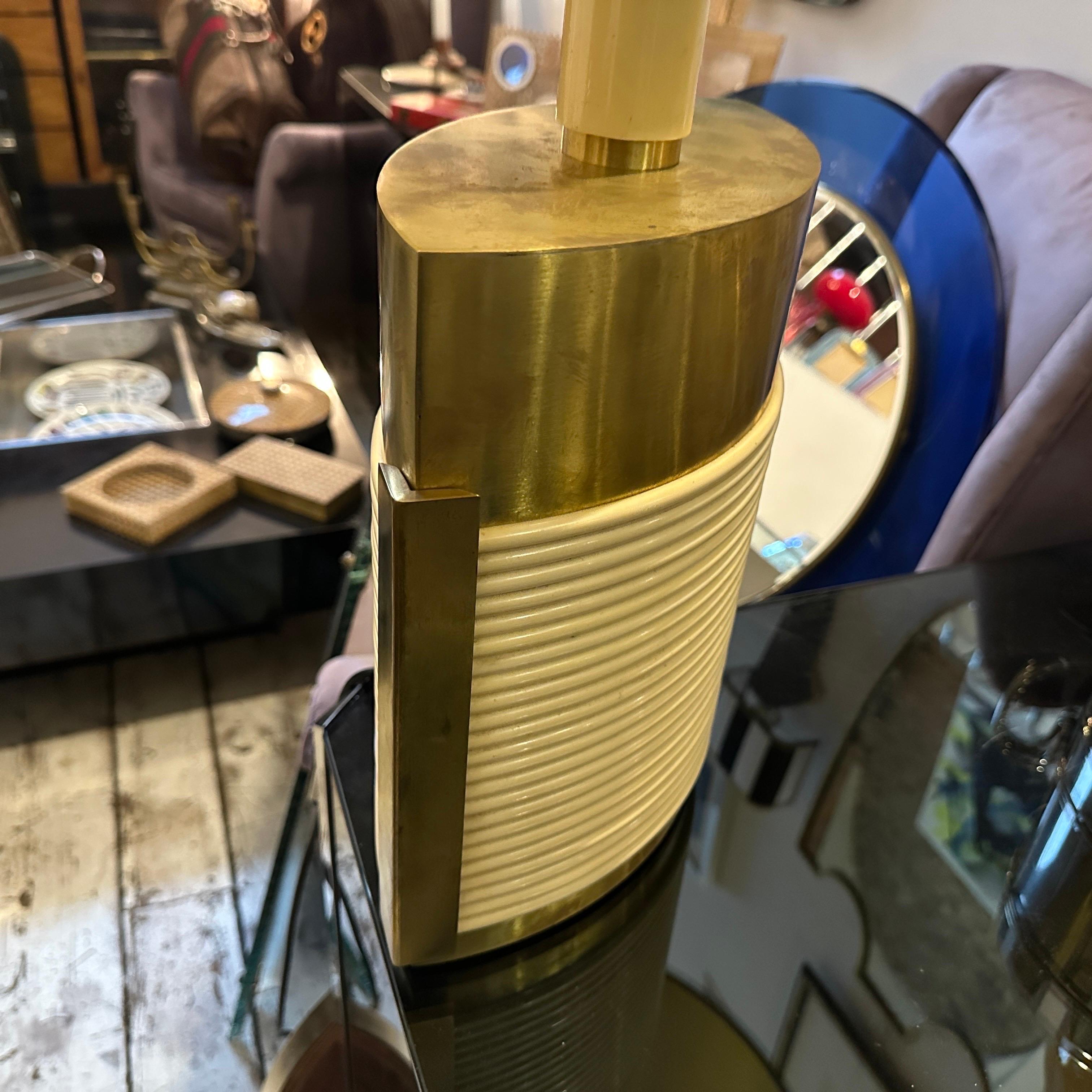 Lámpara de sobremesa escultural de latón macizo de mediados de siglo de Tommaso Barbi en venta 9