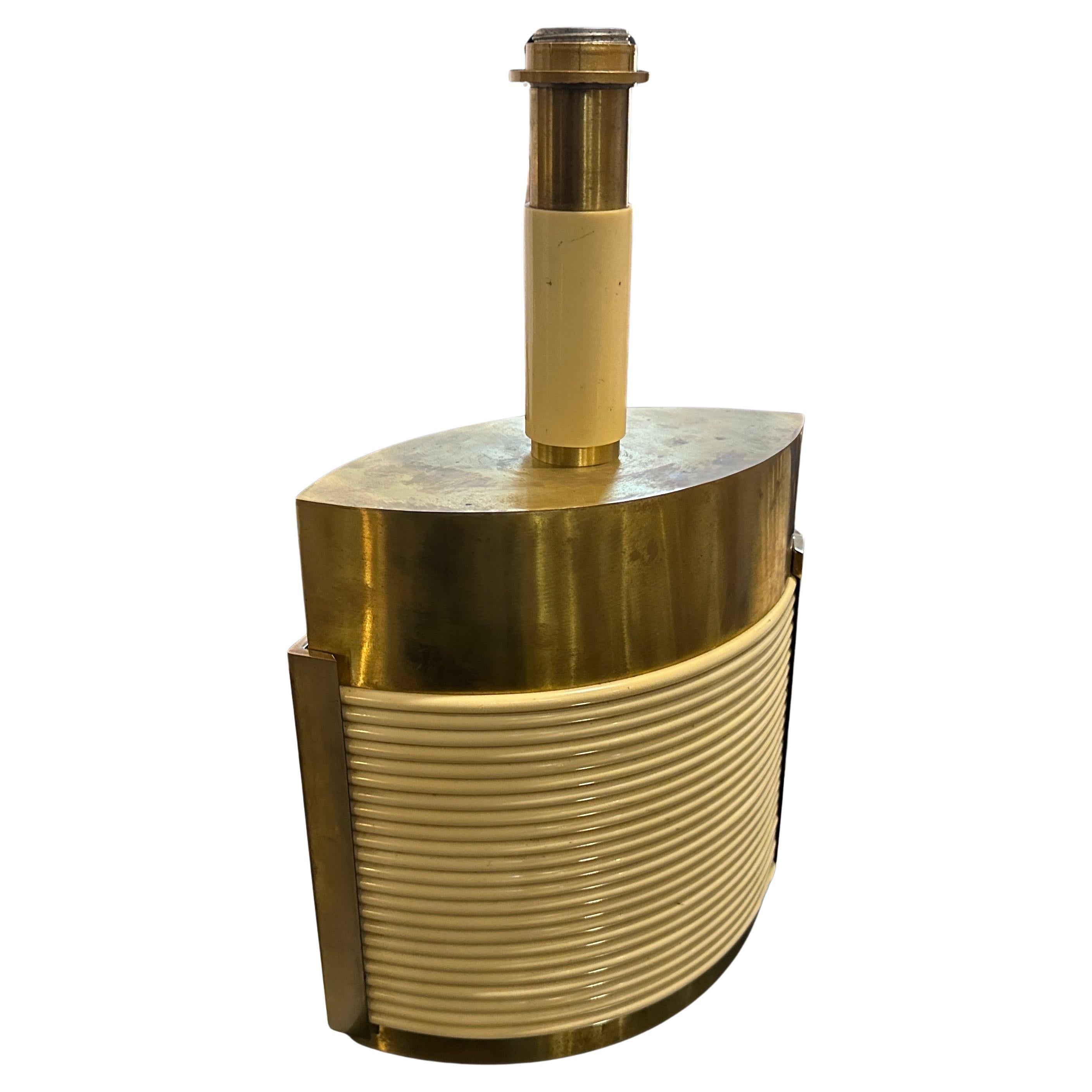 Se trata de una lámpara de sobremesa de latón macizo de la época moderna de mediados de siglo de 1970, diseñada por Tommaso Barbi. Presenta una llamativa combinación de latón y resina de color crema, que encarna la estética lujosa y escultural de