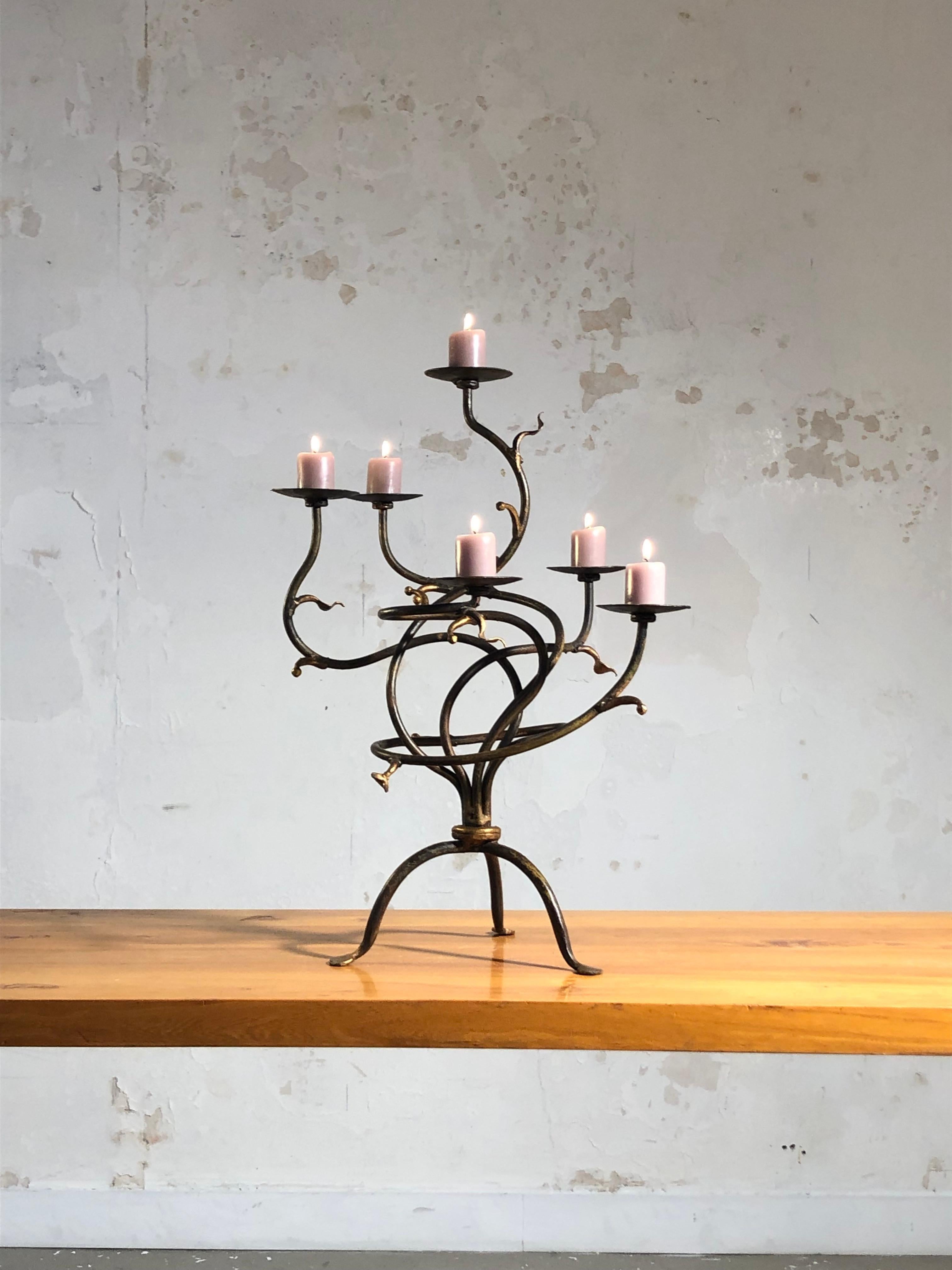 Exceptionnel et spectaculaire candélabre sculpture, Post-Moderniste, Brutaliste, Shabby-Chic, composition d'inspiration végétale de tiges métalliques pliées et soudées montées sur une base tripode, décorée de jambes et de feuilles en métal doré,