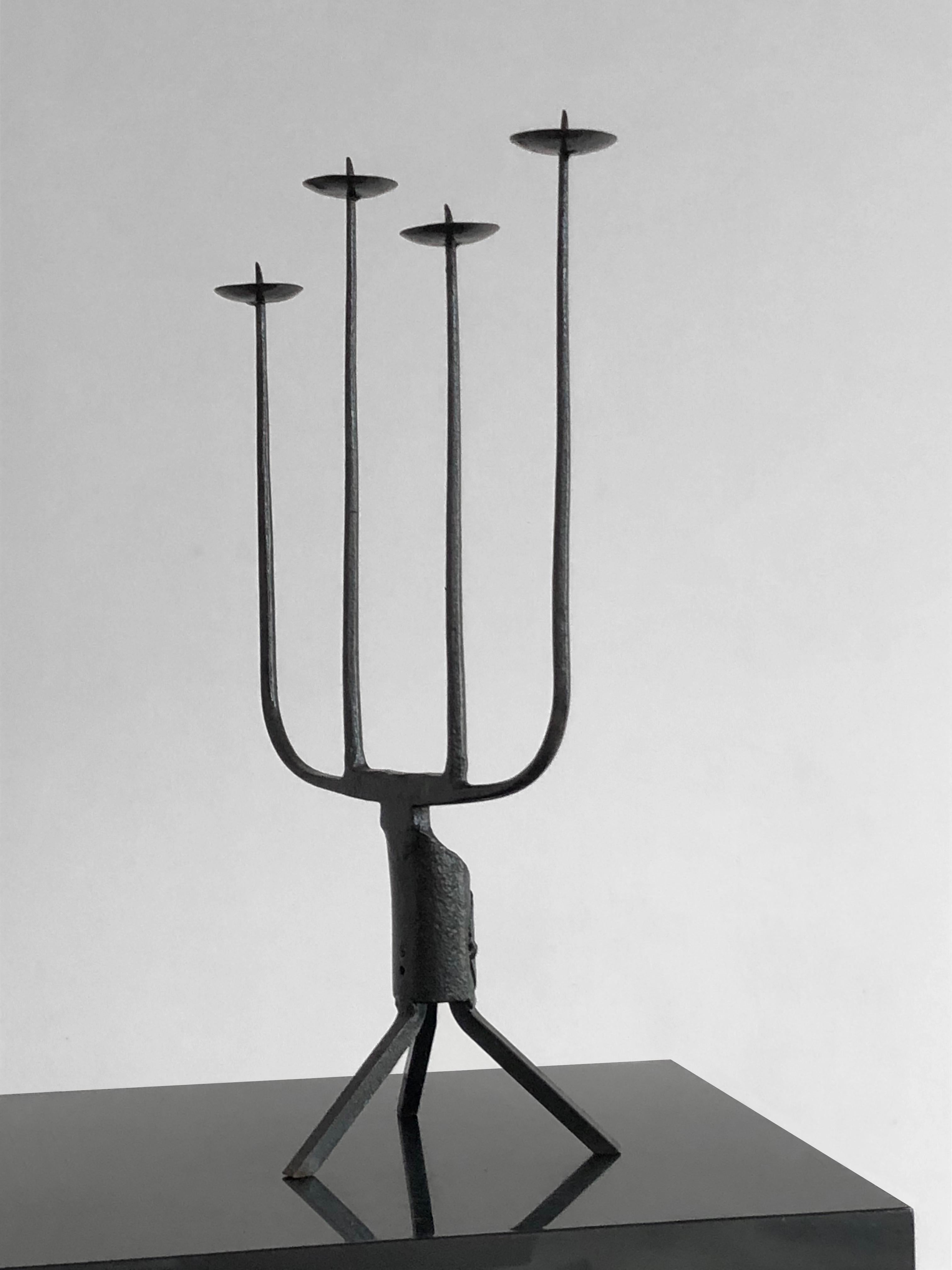 A SculPTURAL BRUTALIST CANDELABRA CANDLE HOLDER Einzigartiges Kunstwerk von ARTIST, Frankreich 1950 (Metall) im Angebot