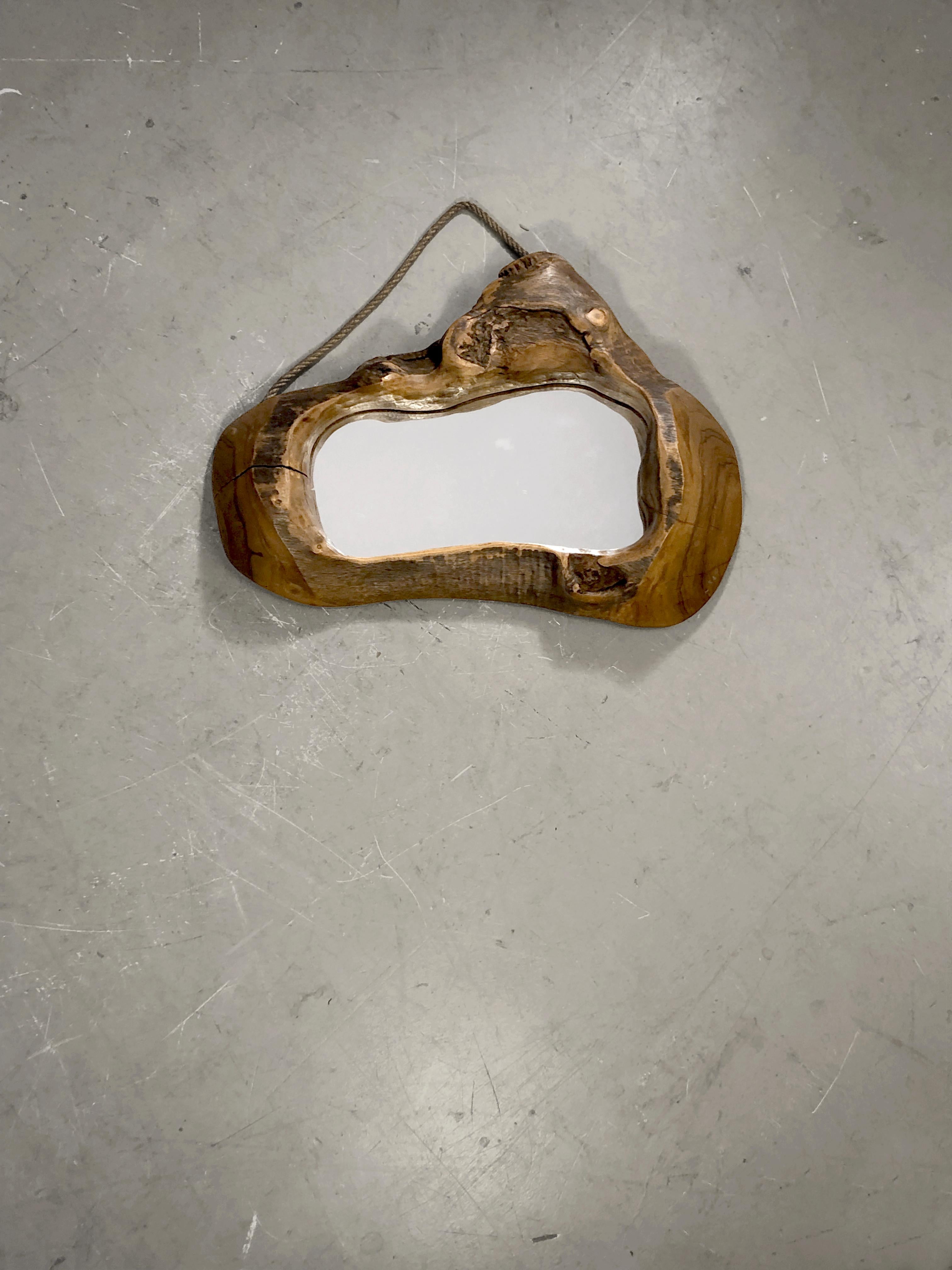 A small free-form sculptural mirror, Modernist, Rustic-Modern, mirror glass inserted in a superb piece of massive elm, by anonymous craftsman, to be attributed, France 1960-1970.

CONDITION: In beautiful original condition.
Wear, scratches, marks,