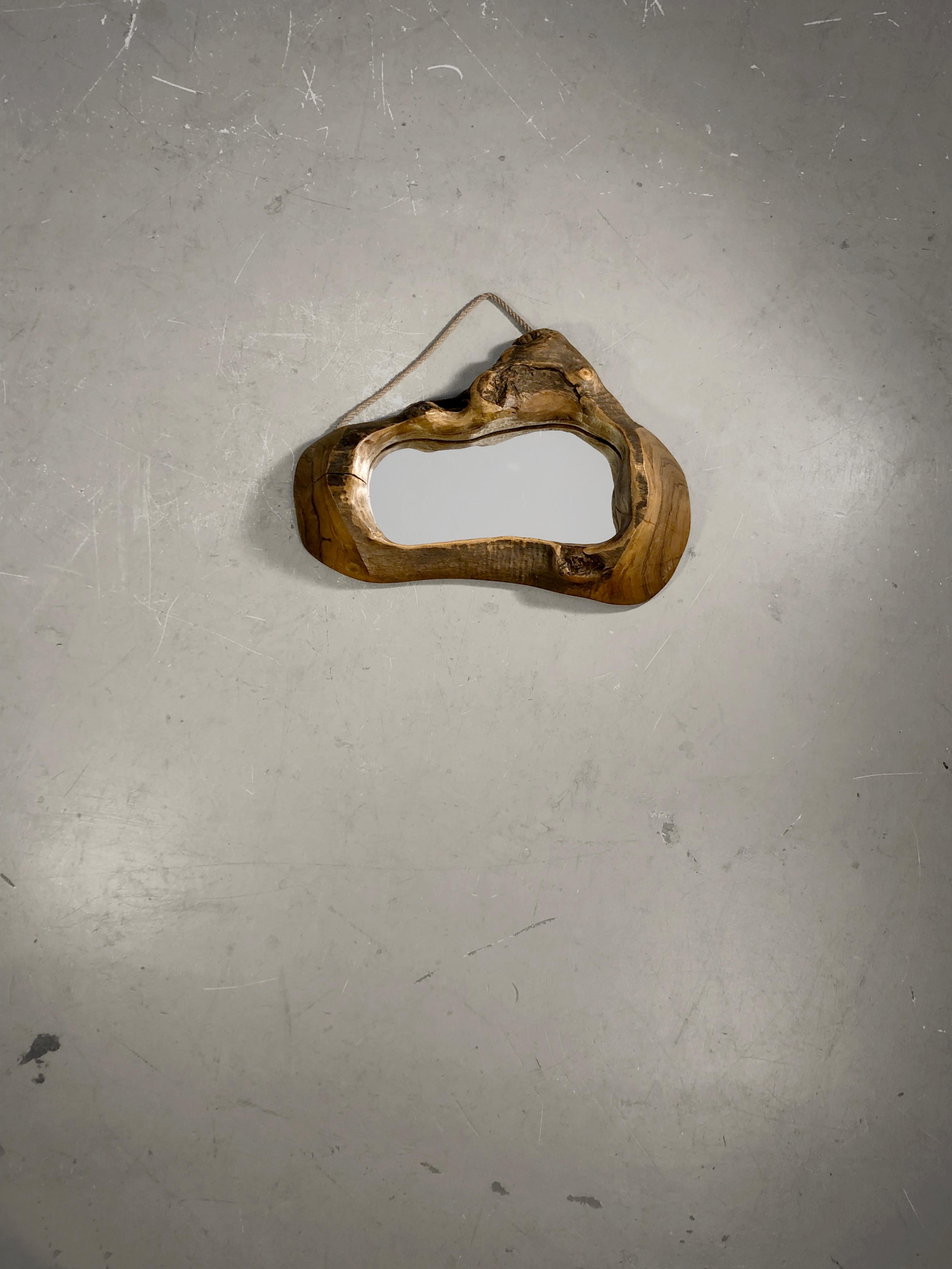 A Sculptural BRUTALIST Free-Form MIRROR in NAKASHIMA Style, France 1950 In Fair Condition For Sale In PARIS, FR