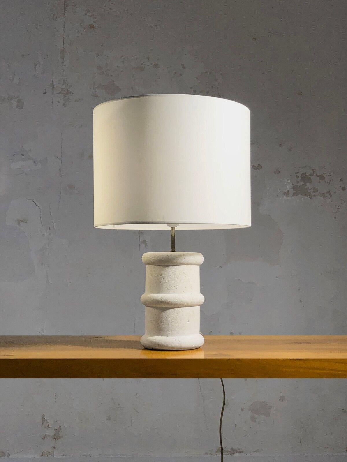 A beautiful floor or table lamp, Modernist, Free-Form, Brutalist, Rustic-Modern, large cylindrical base with 3 rings in natural Périgord stone, in the spirit of Albert Tormos, signed Hergey Limoges, France 1970.

DIMENSIONS: H 61 x D 40 cm with