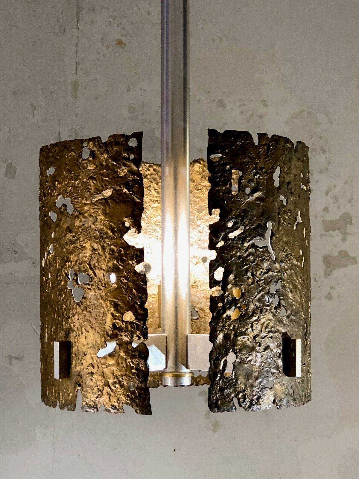 An exceptional suspension, pendant or even a luminous sculpture made of three arms of light, Art-Déco, Modernist, Brutalist, with pieces and joints in aluminum, cylindric massive axis holding three small light arms with three hanging sculptural
