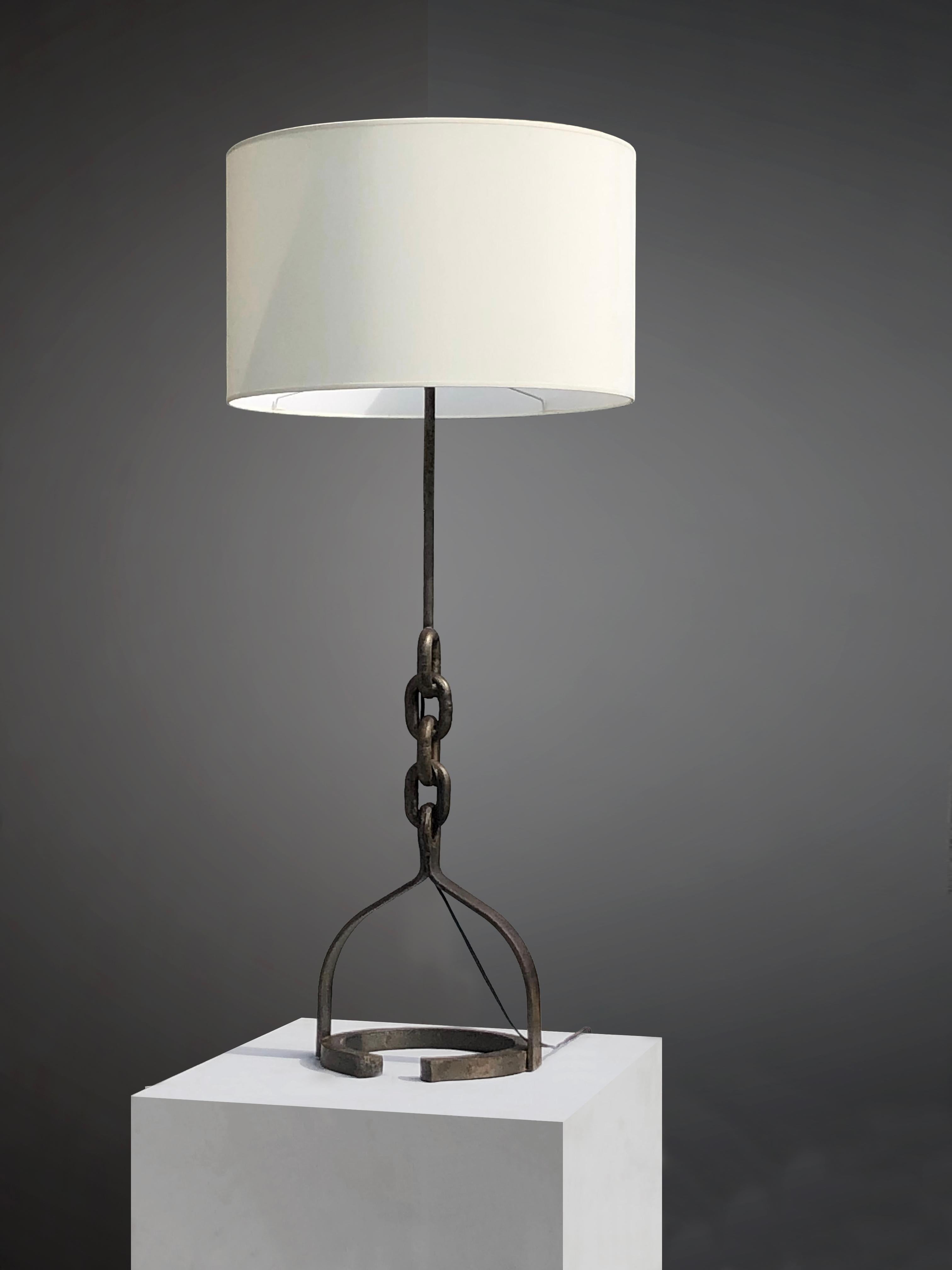 Un impressionnant et puissant lampadaire Moderniste, Rustique-Moderne, Art-Populaire, Brutaliste, Shabby-Chic, en fer forgé martelé LOW, mis en valeur par ses beaux détails et sa véritable patine vintage, par un artiste anonyme, France 1960.
Base