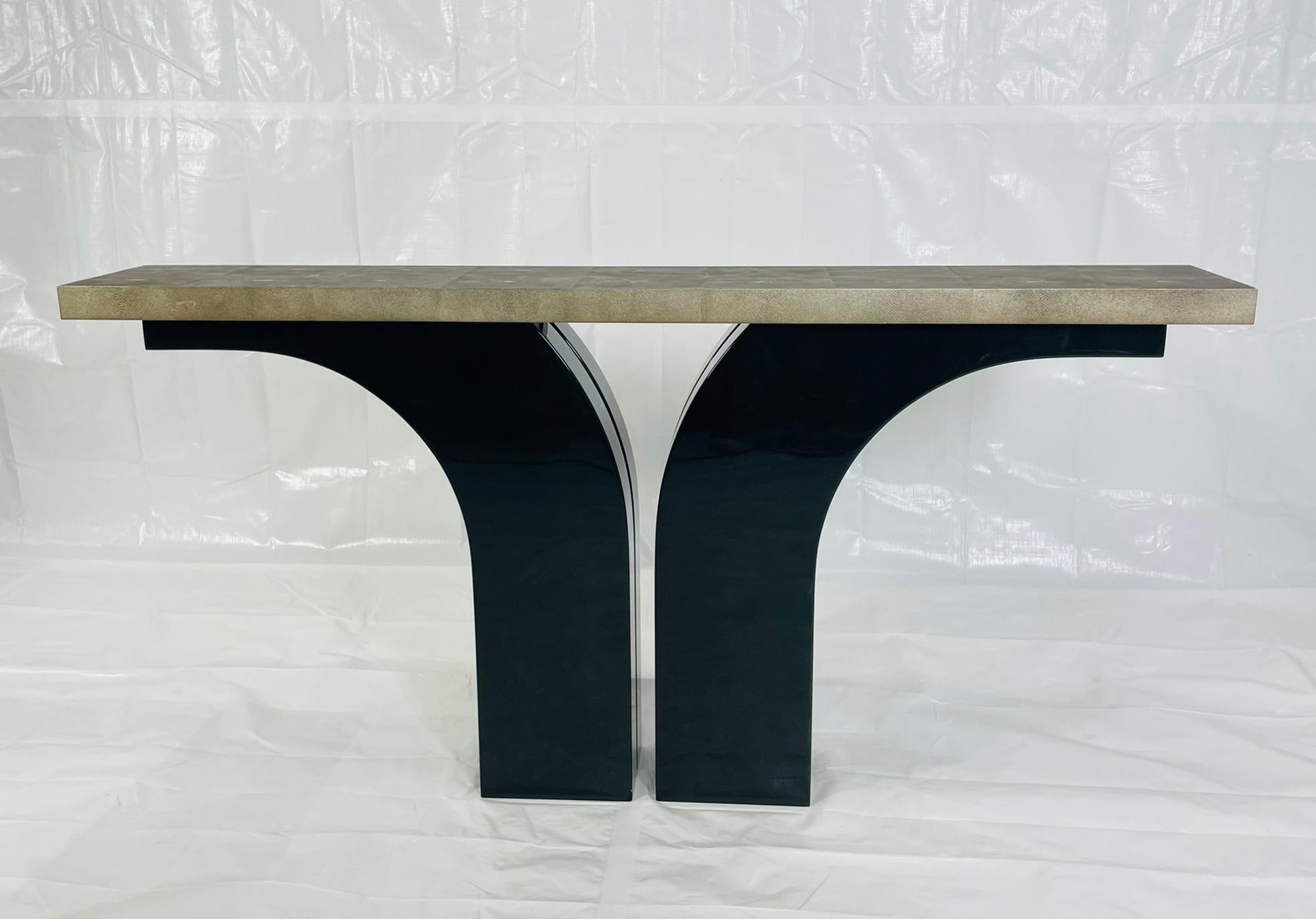 Console sculpturale à la manière de Karl Springer, avec un plateau rectangulaire recouvert de galuchat soutenu par une base argentée audacieuse et architecturale avec une finition laquée chatoyante. La table présente les caractéristiques du design
