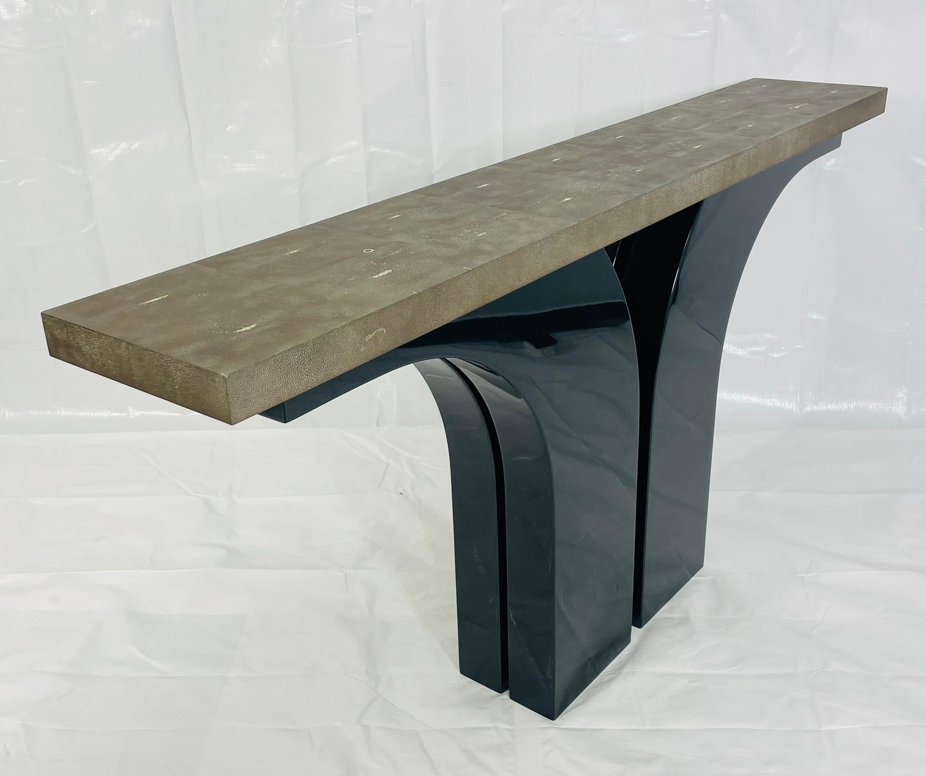 Moderne Console sculpturale avec plateau en galuchat à la manière de Karl Springer en vente