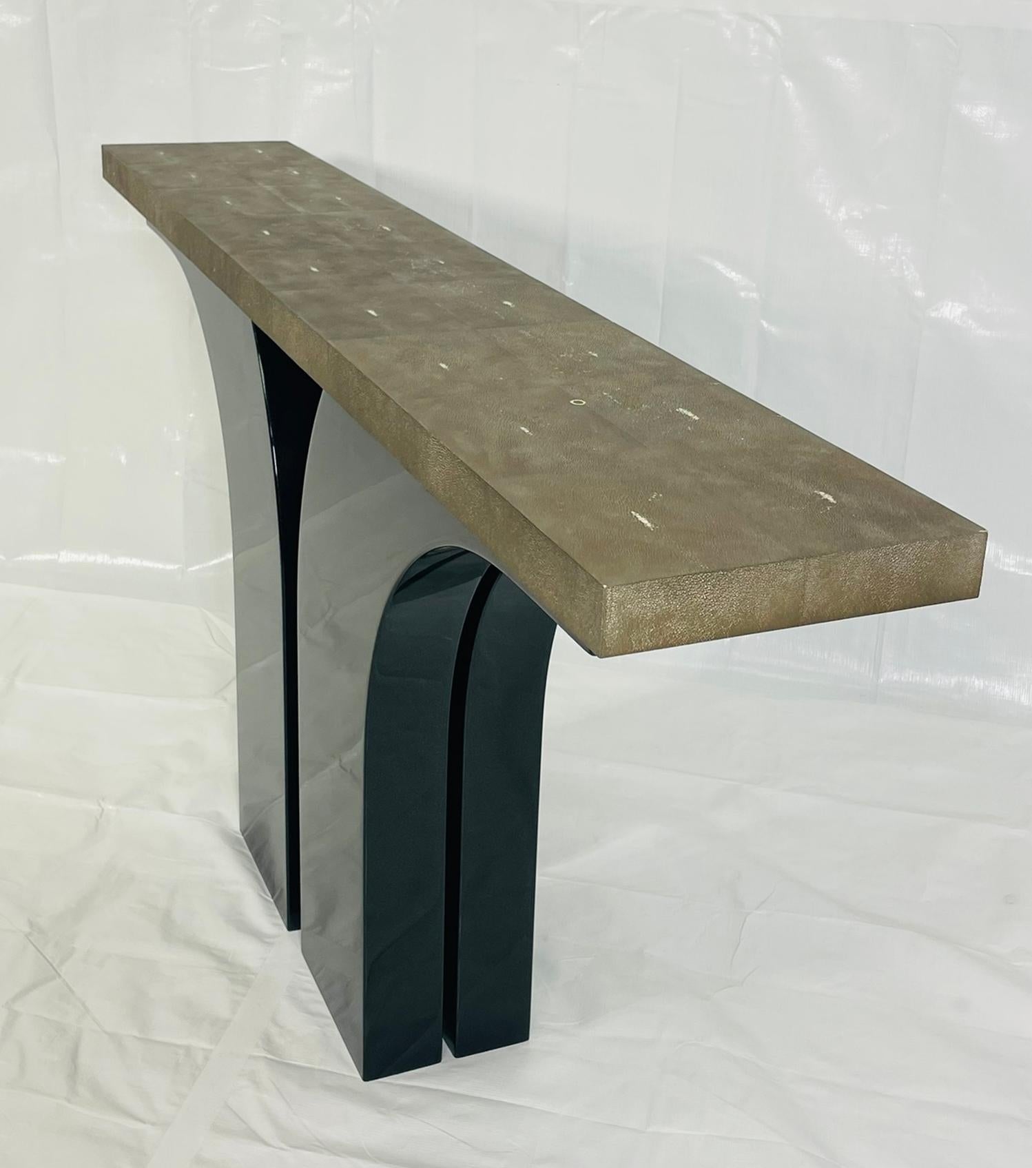 italien Console sculpturale avec plateau en galuchat à la manière de Karl Springer en vente