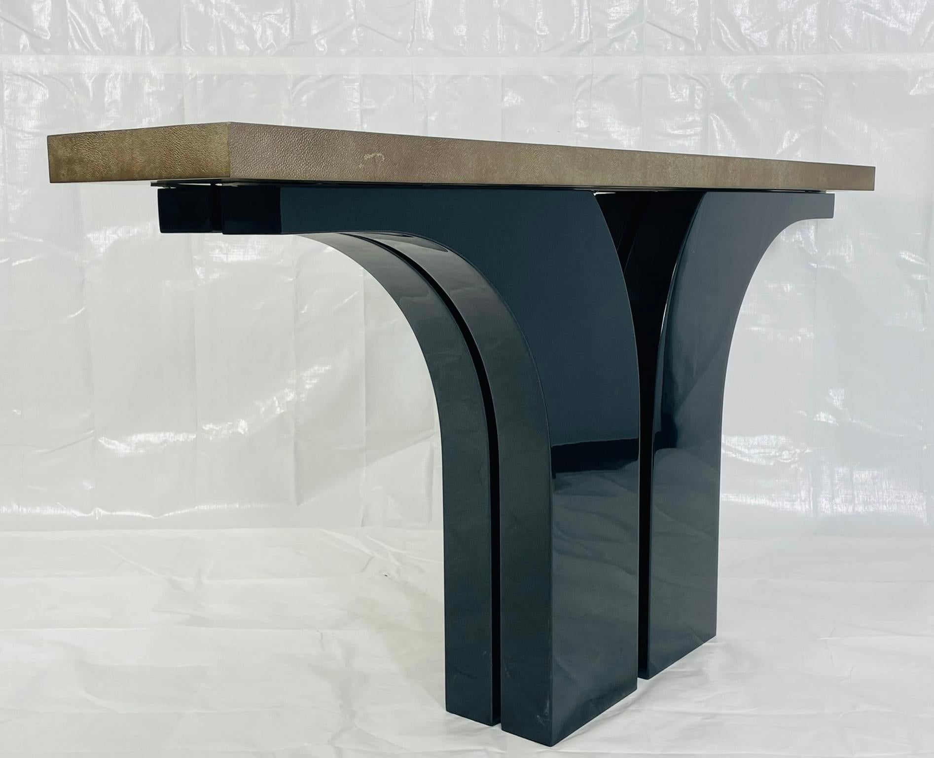 Galuchat Console sculpturale avec plateau en galuchat à la manière de Karl Springer en vente