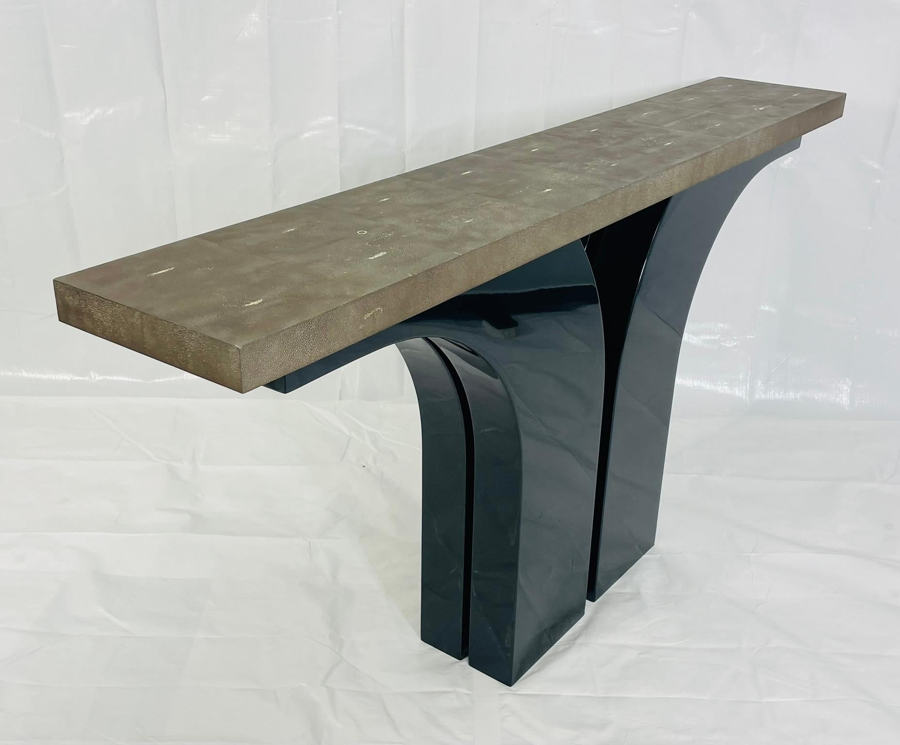 Console sculpturale avec plateau en galuchat à la manière de Karl Springer en vente 1
