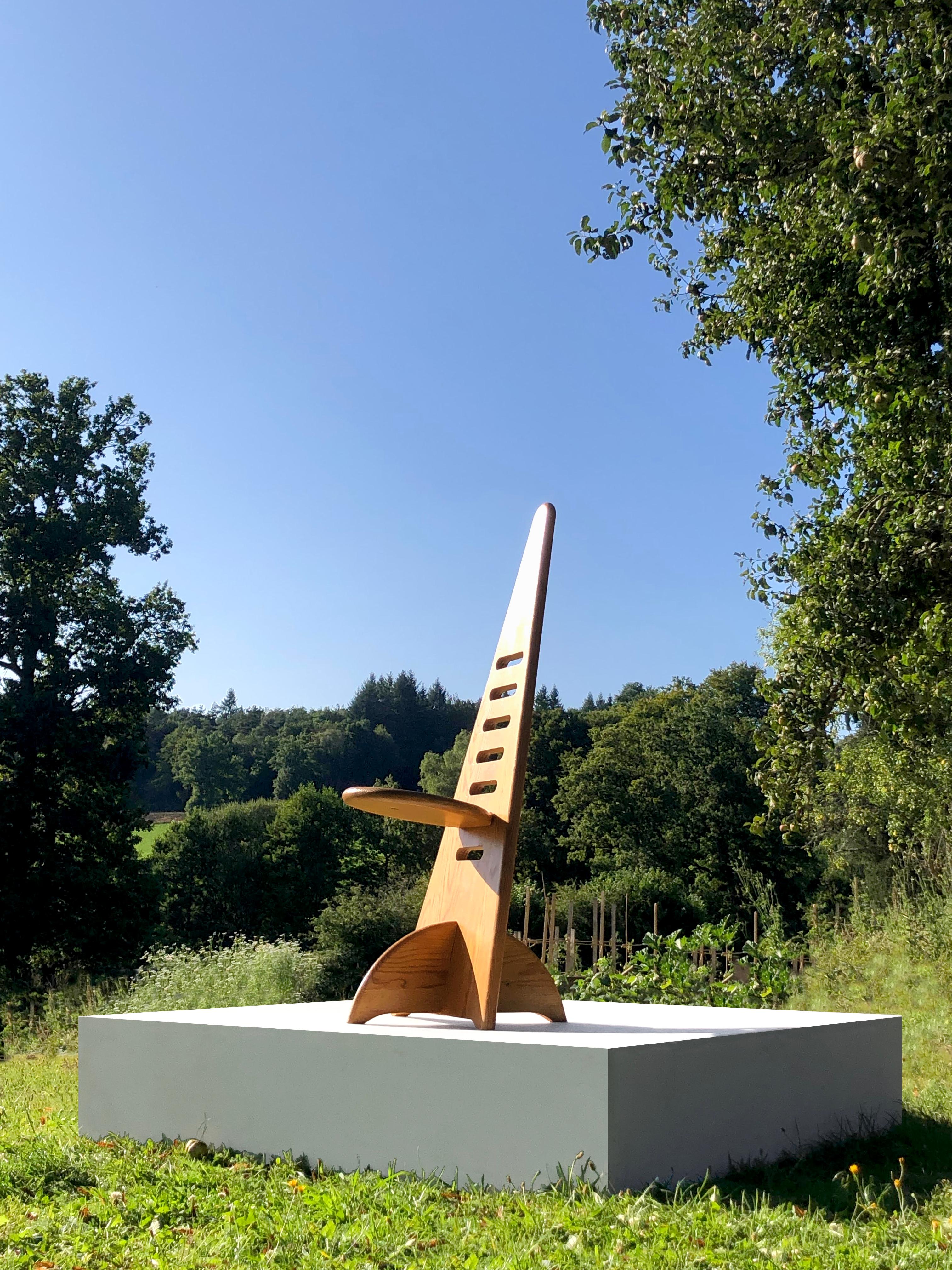 A spectacular, sculptural and architectural chair, 3 dismountable massive pine pieces forming a pyramidal structure, allowing various seating heights, by Gijs Boelaars, Holland, 1970-1980

DIMENSIONS: H 91 x D 50 cm
Seat 30 to 60 cm

CONDITION: In