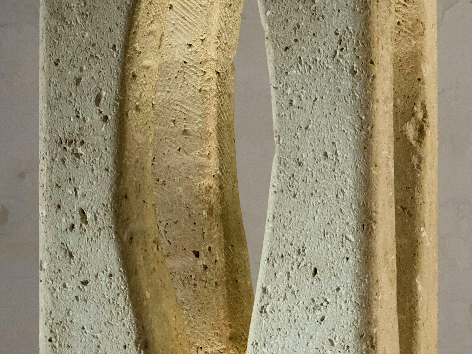 Un rare et sculptural lampadaire ou plutôt une sculpture lumineuse en pierre moulée par Albert Tormos, France 1970. Cette pièce massive et lourde en pierre moulée est composée de deux parties : une base cubique comprenant l'installation électrique,