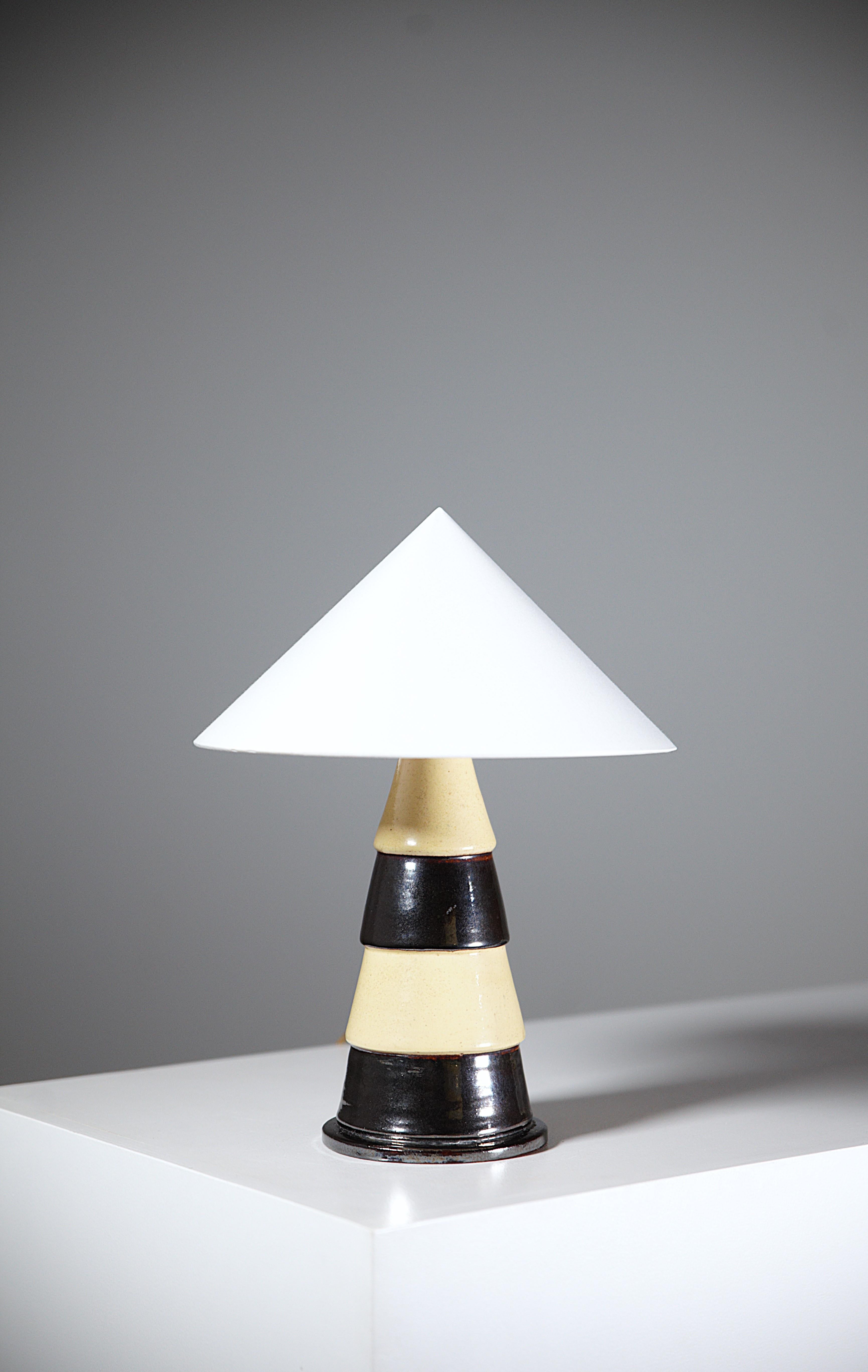 Lampada scultorea in ceramica smaltata di Paul Jacquet per Primavera, Francia, 1920.

Firmato sotto.

Documentato nel Libro della Primavera (controlla l'ultima foto).

Altezza totale: 36 cm  Diametro del paralume: 26 cm
Altezza ceramica + presa: 26