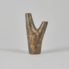 Un jarrón escultural «Zoca» de estilo Mid-Century Modern, de zinc patinado en latón, diseñado por Sonja Katzin