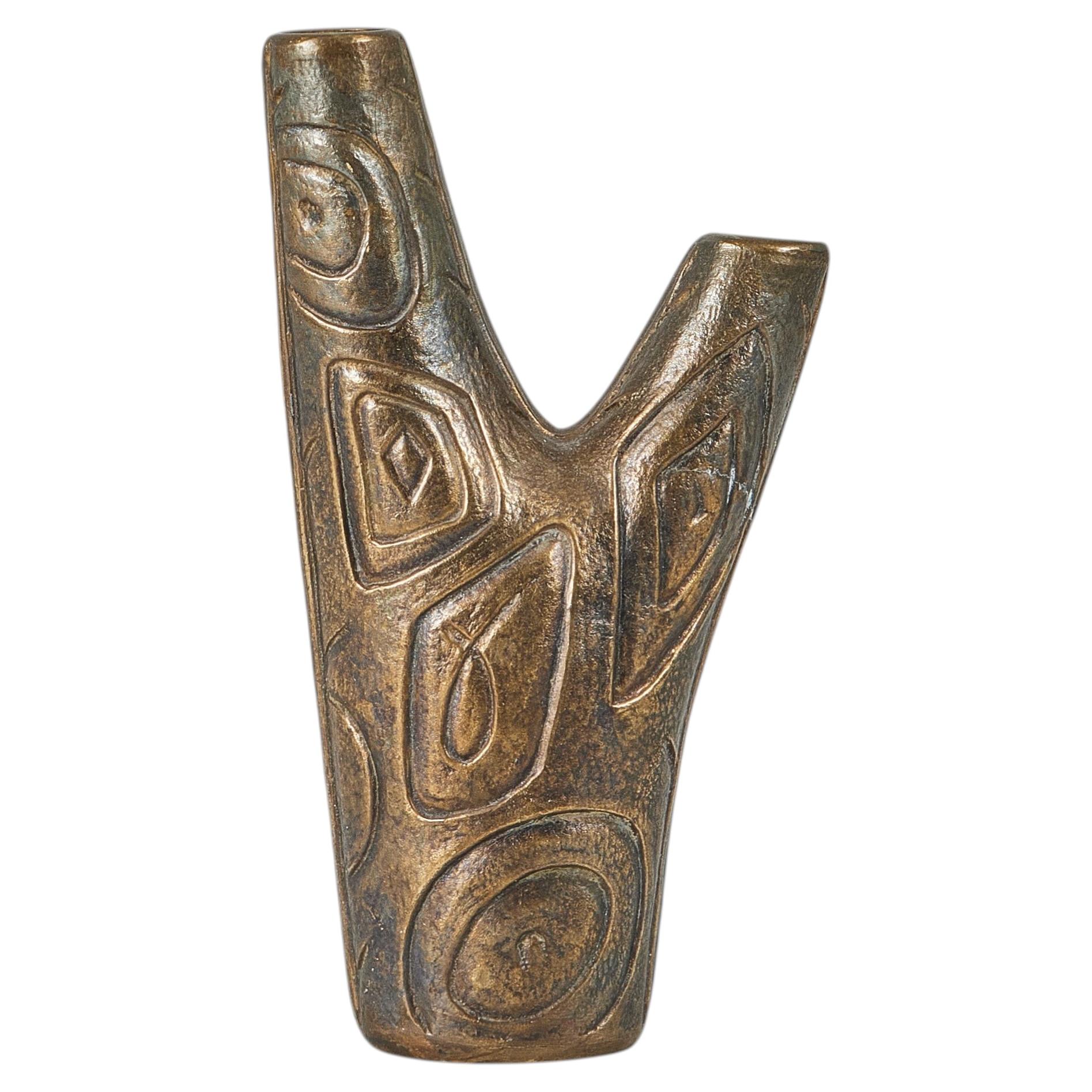 Un jarrón escultural «Zoca» de estilo Mid-Century Modern, de zinc patinado en latón, diseñado por Sonja Katzin