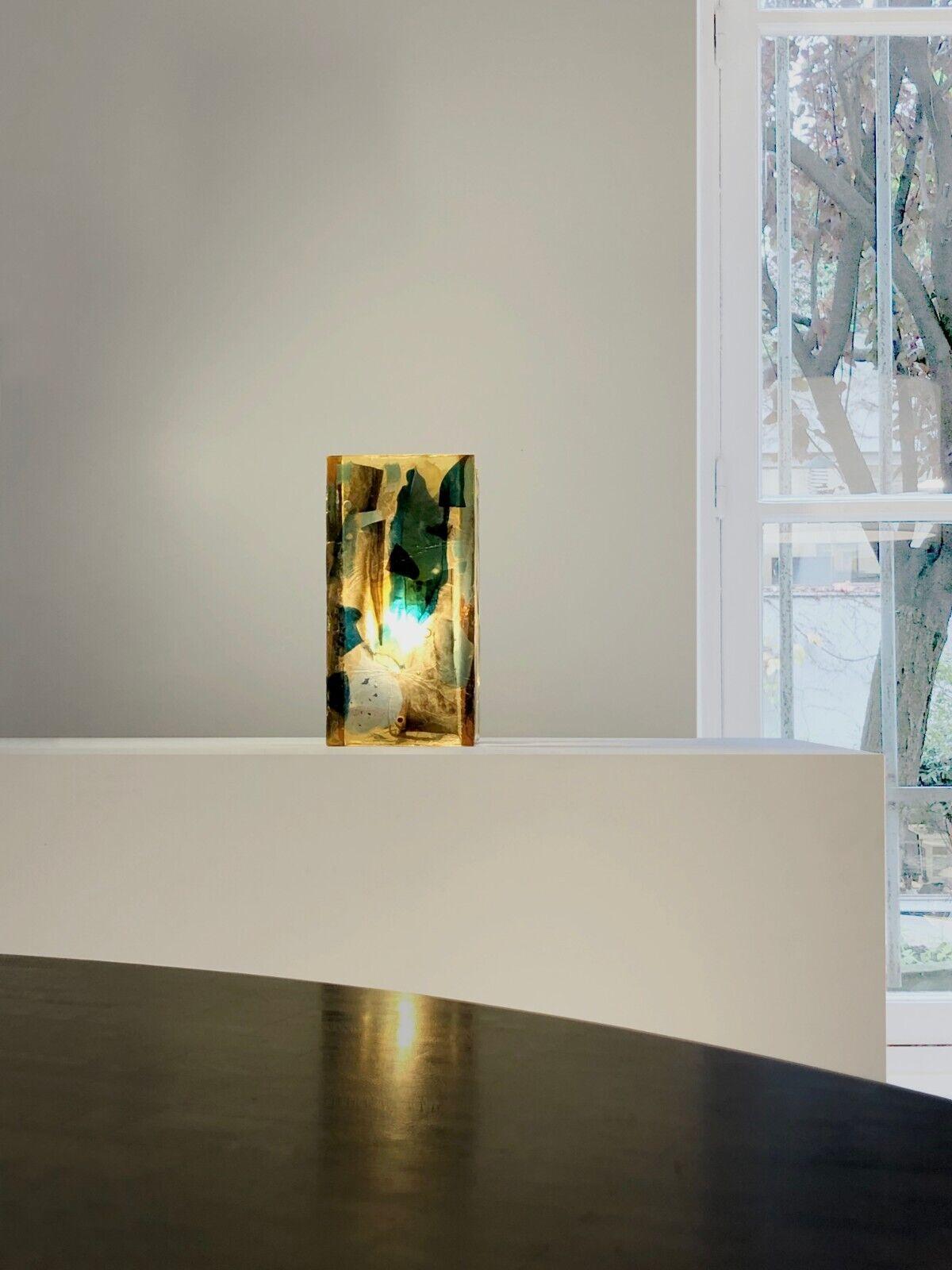 An important and rigorous rectangular table lamp with free decoration, Modernist, Post-Bauhaus, from Forme-Libre, geometric structure in 4 thick strips of amber plexiglass resin with blue and black graphic decorations included, artist's work to be