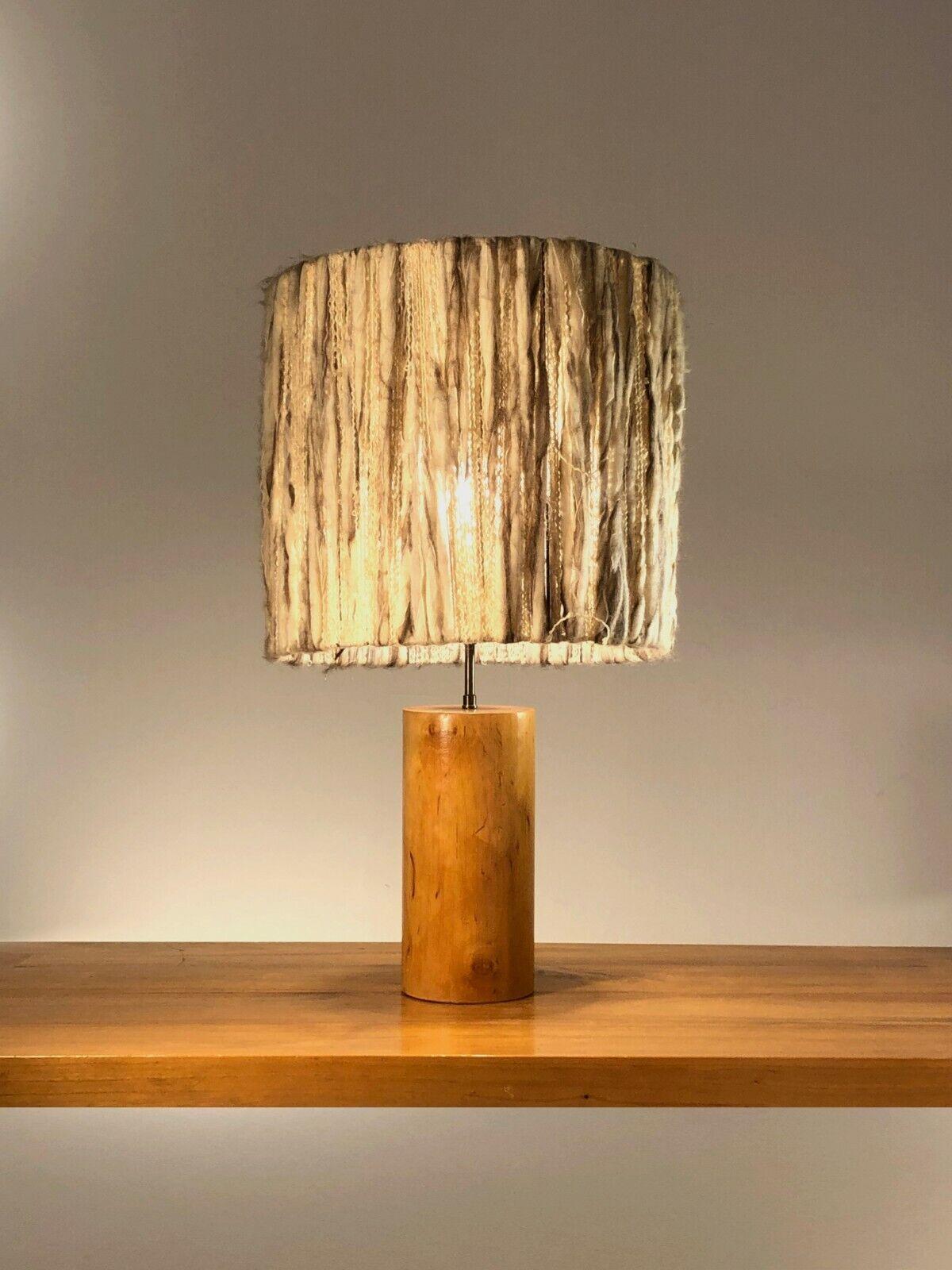 Eine schöne zylindrische Tischlampe, Modernist, Free-Form, Brutalist, Rustikal-Modern, Popular Art, in einem Stück Massivholz und seinem Lampenschirm aus Wolle, zuzuschreiben, Frankreich 1970.

ABMESSUNGEN : H 64 x T 37 cm (mit Lampenschirm)
Nur