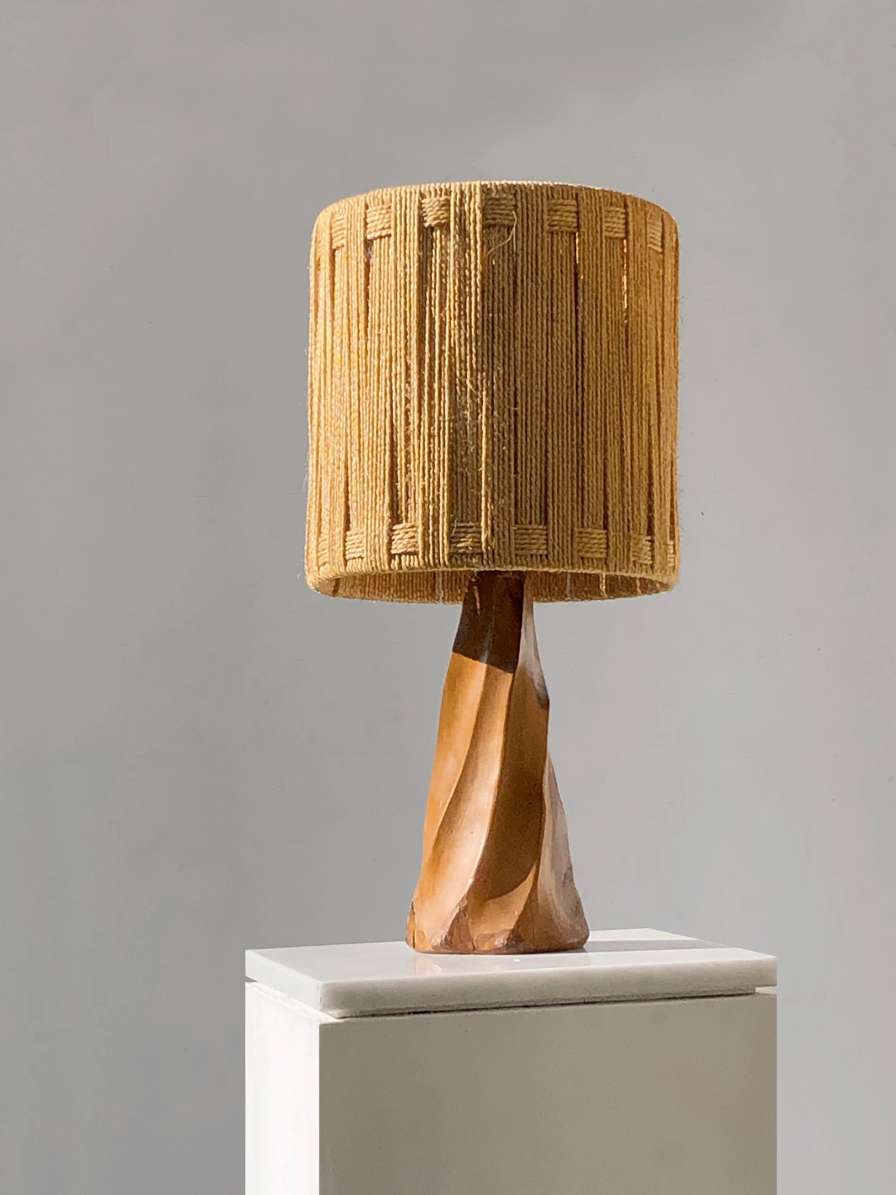 Preciosa lámpara de mesa tallada, Modernista, Brutalista, Folk Art, Shabby-Chic, Rústico Moderno, cuerpo cónico de madera maciza tallada con movimiento helicoidal, con su original pantalla de cuerda trenzada, pieza única tallada a mano, obra de