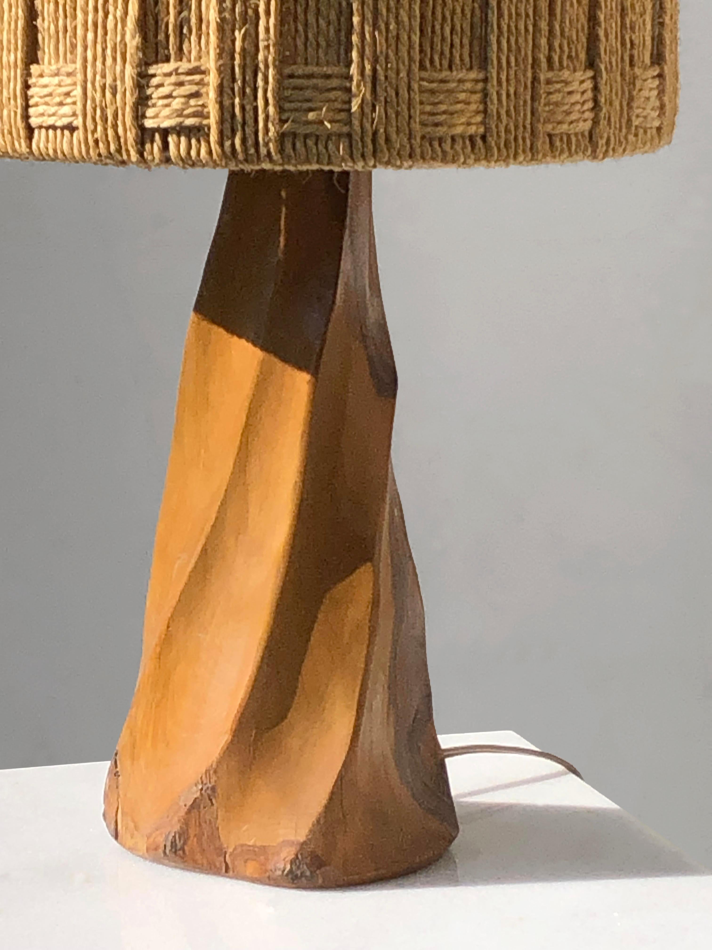 Una escultural LÁMPARA DE MESA DE MADERA RÚSTICA BRUTALISTA DE MEDIO SIGLO,  Francia 1970 Francés en venta