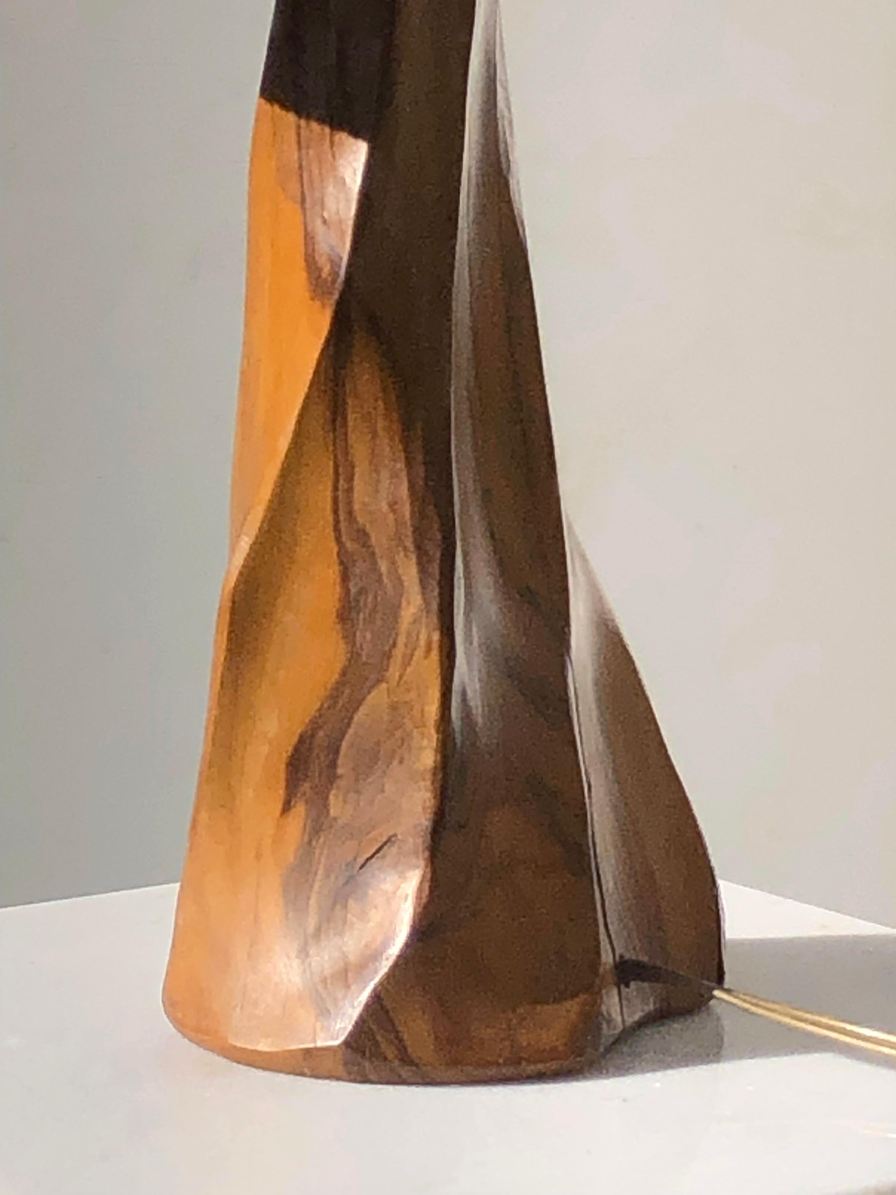 Una escultural LÁMPARA DE MESA DE MADERA RÚSTICA BRUTALISTA DE MEDIO SIGLO,  Francia 1970 Madera en venta