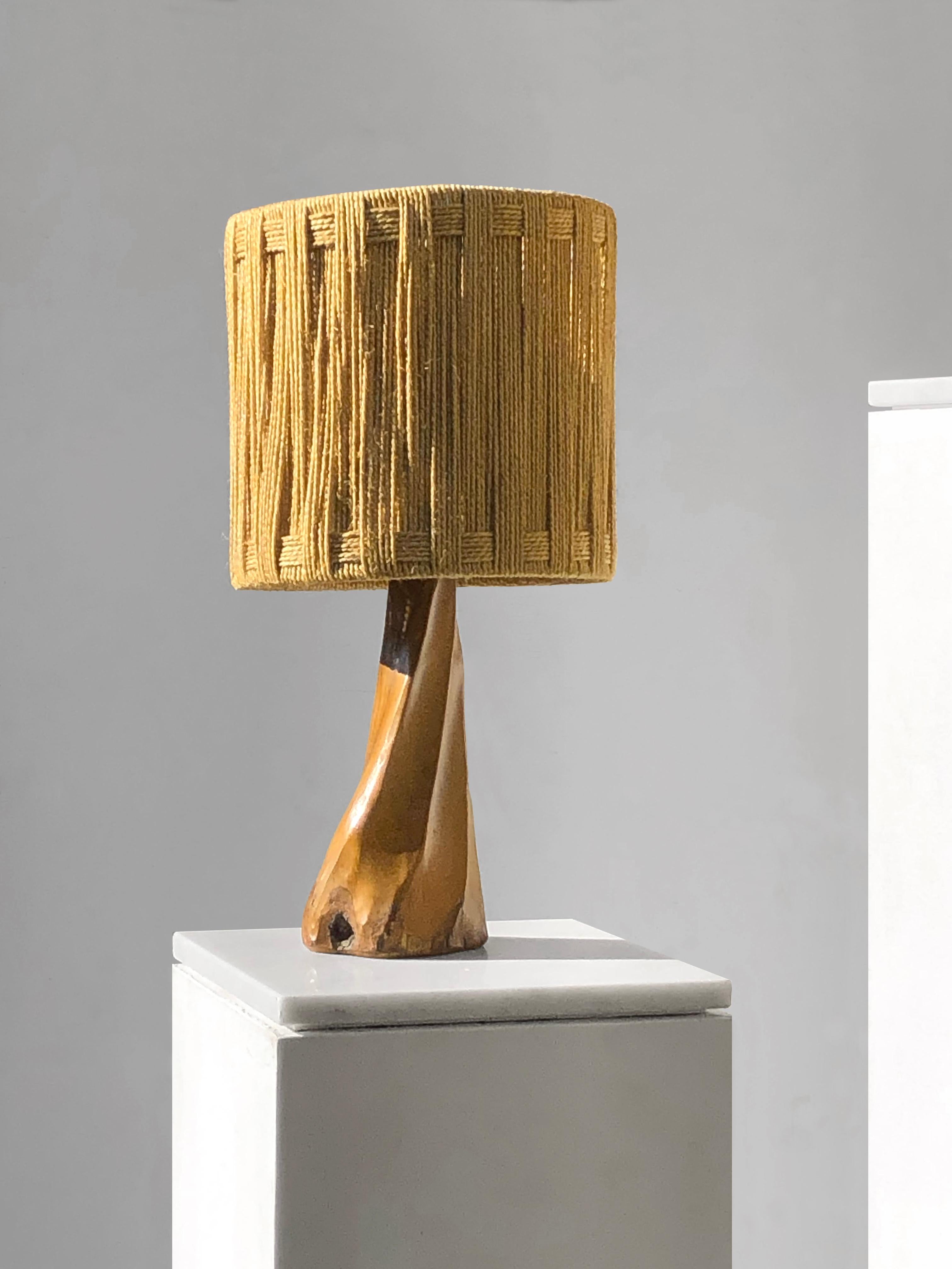 Una escultural LÁMPARA DE MESA DE MADERA RÚSTICA BRUTALISTA DE MEDIO SIGLO,  Francia 1970 en venta 2