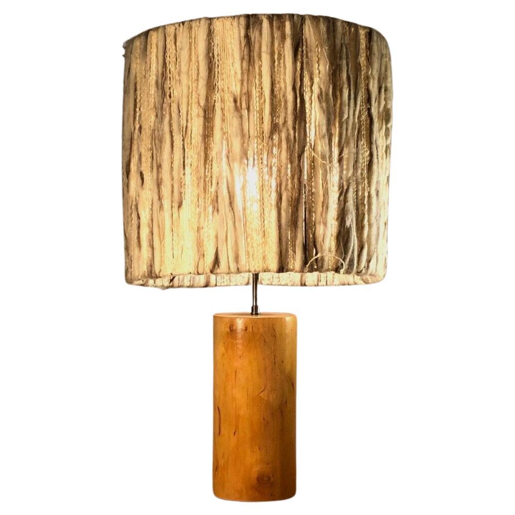 Una escultural LÁMPARA DE MESA DE MADERA RÚSTICA BRUTALISTA DE MEDIO SIGLO,  Francia 1970