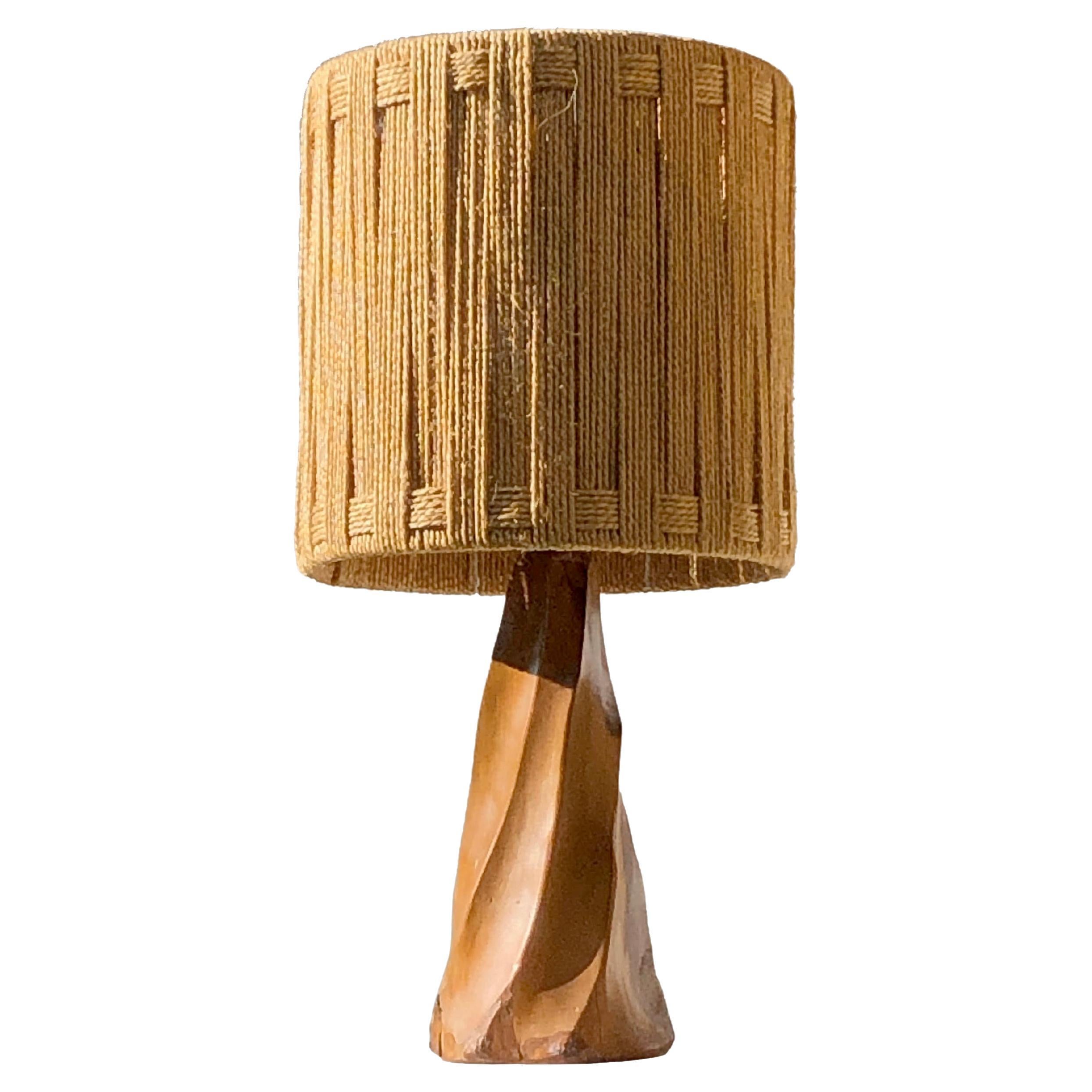 Una escultural LÁMPARA DE MESA DE MADERA RÚSTICA BRUTALISTA DE MEDIO SIGLO,  Francia 1970 en venta