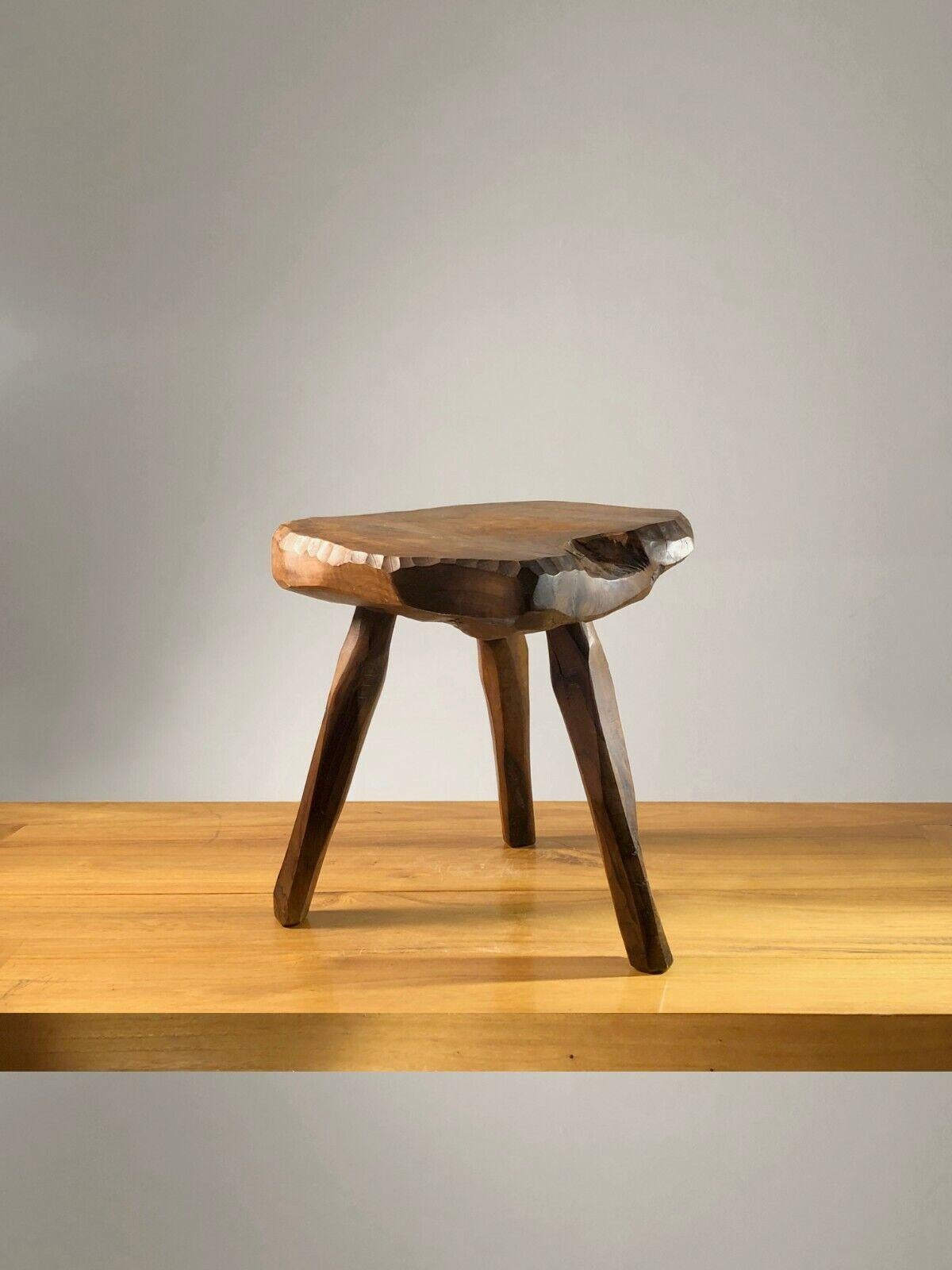 A magnificent and sculptural tripod stool, Modernist, Brutalist, Popular Art, in solid gouge-cut wood, in the spirit of Jean Touret & Les Artisans de Marolles, to be attributed, France 1950.

DIMENSIONS: 35 x 31.5 x 30 cm

CONDITION: In beautiful