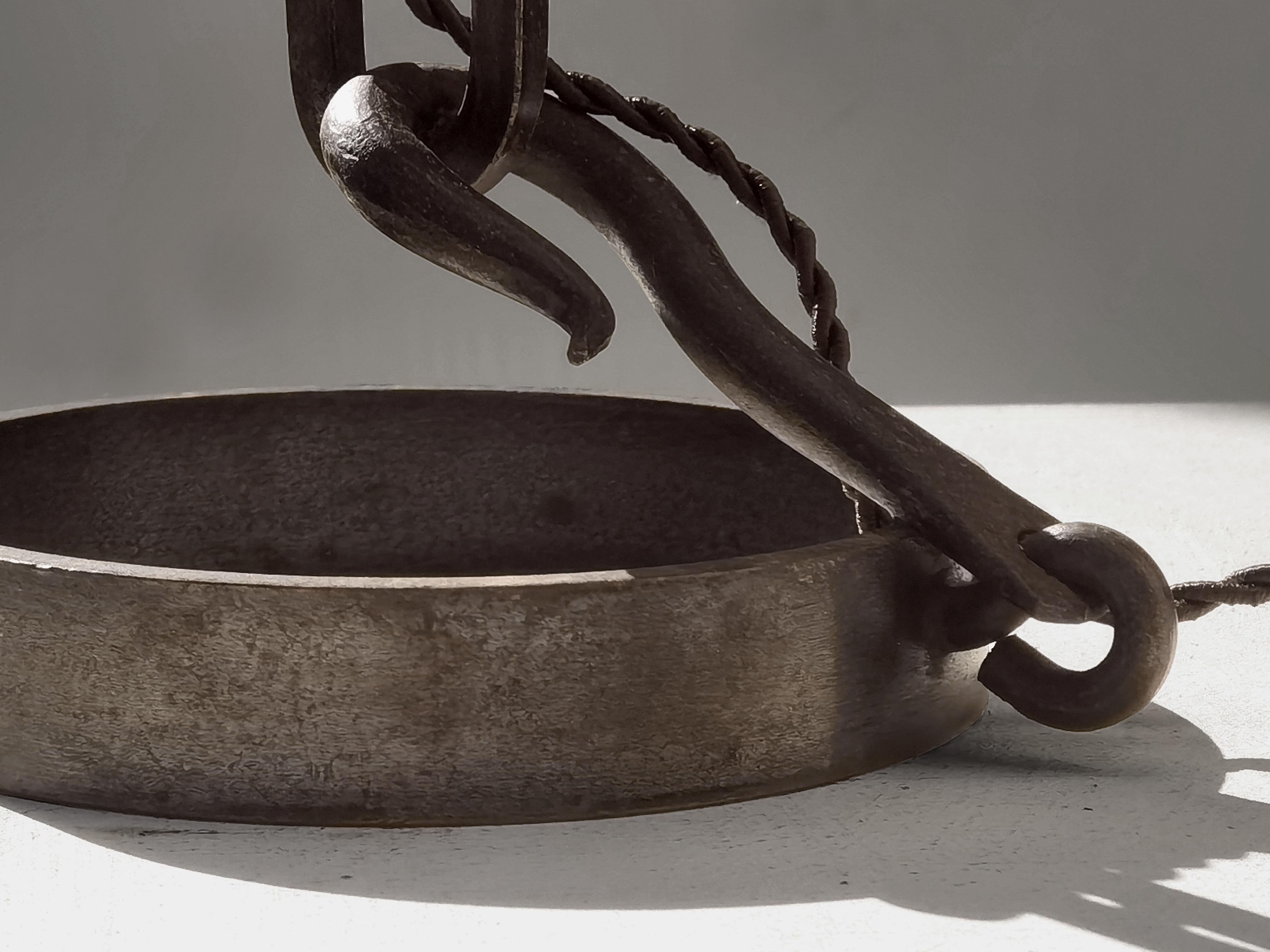 A BRUTALIST Wrought Iron CHAIN TABLE LAMP, France 1960 In Good Condition For Sale In PARIS, FR