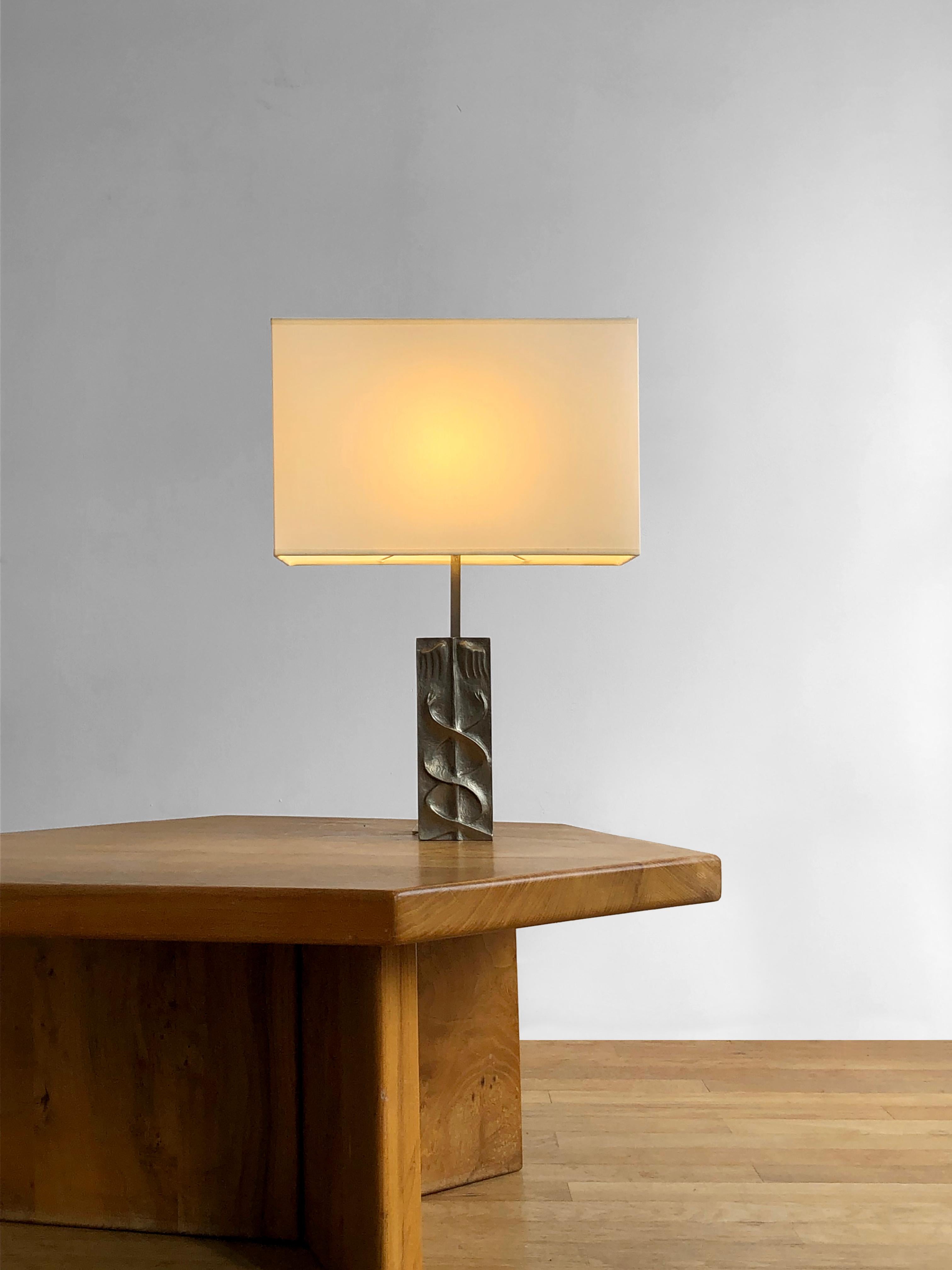 A SCULPTURAL NEO-CLASSICAL SHABBY-CHIC Bronze TABLE LAMP by FONDICA, France 1990 In Good Condition For Sale In PARIS, FR
