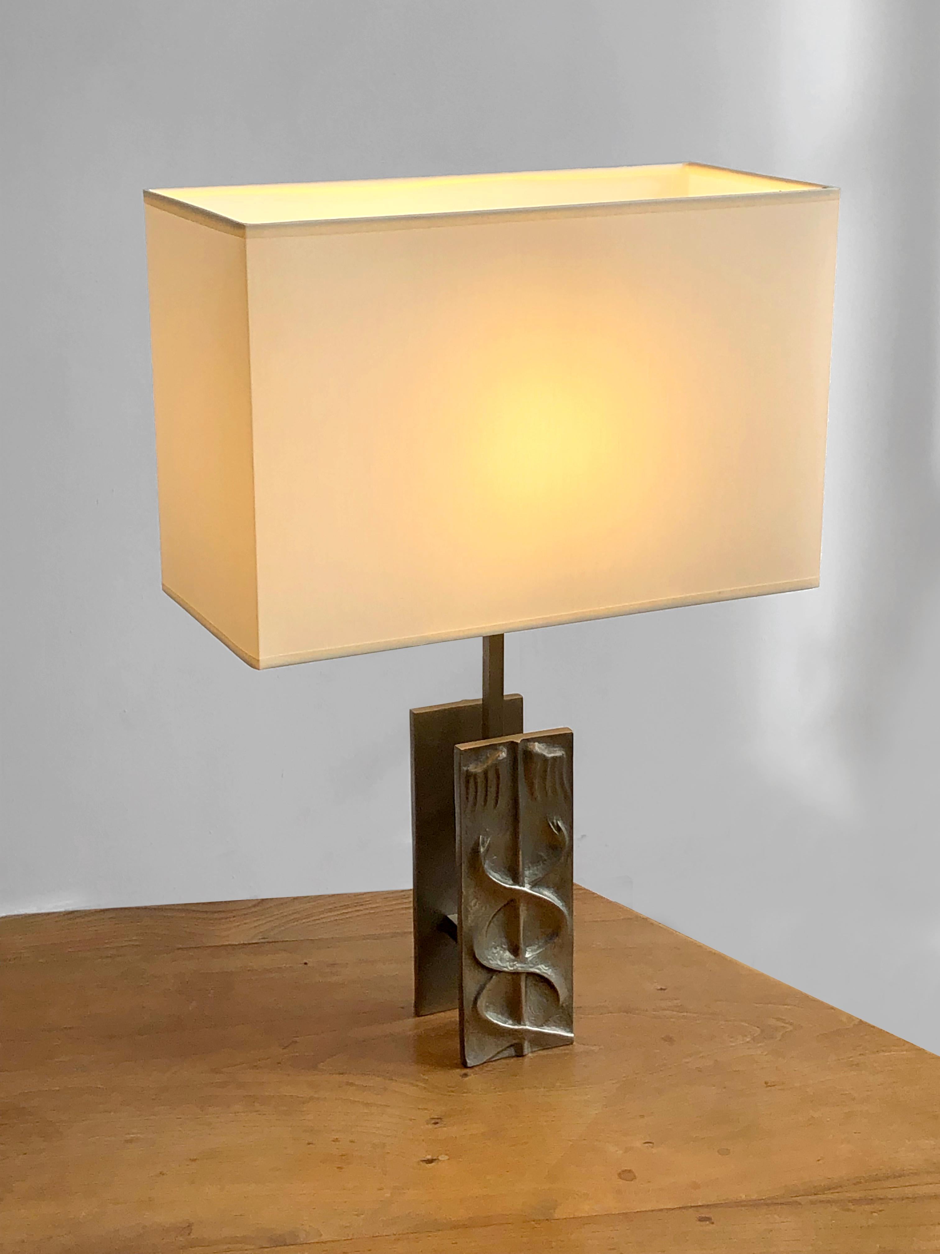 Late 20th Century A SCULPTURAL NEO-CLASSICAL SHABBY-CHIC Bronze TABLE LAMP by FONDICA, France 1990 For Sale