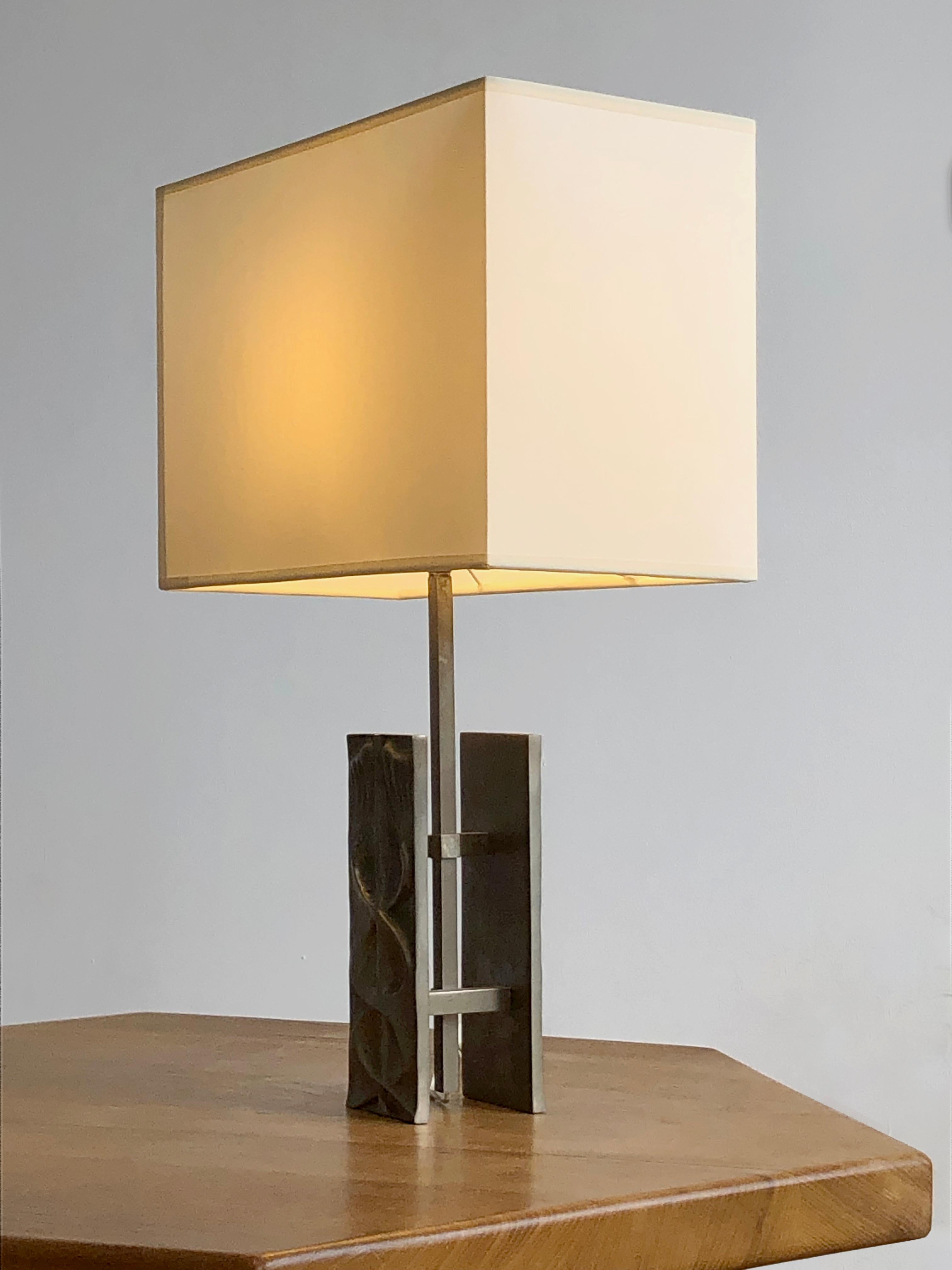 A SCULPTURAL NEO-CLASSICAL SHABBY-CHIC Bronze TABLE LAMP by FONDICA, France 1990 For Sale 3