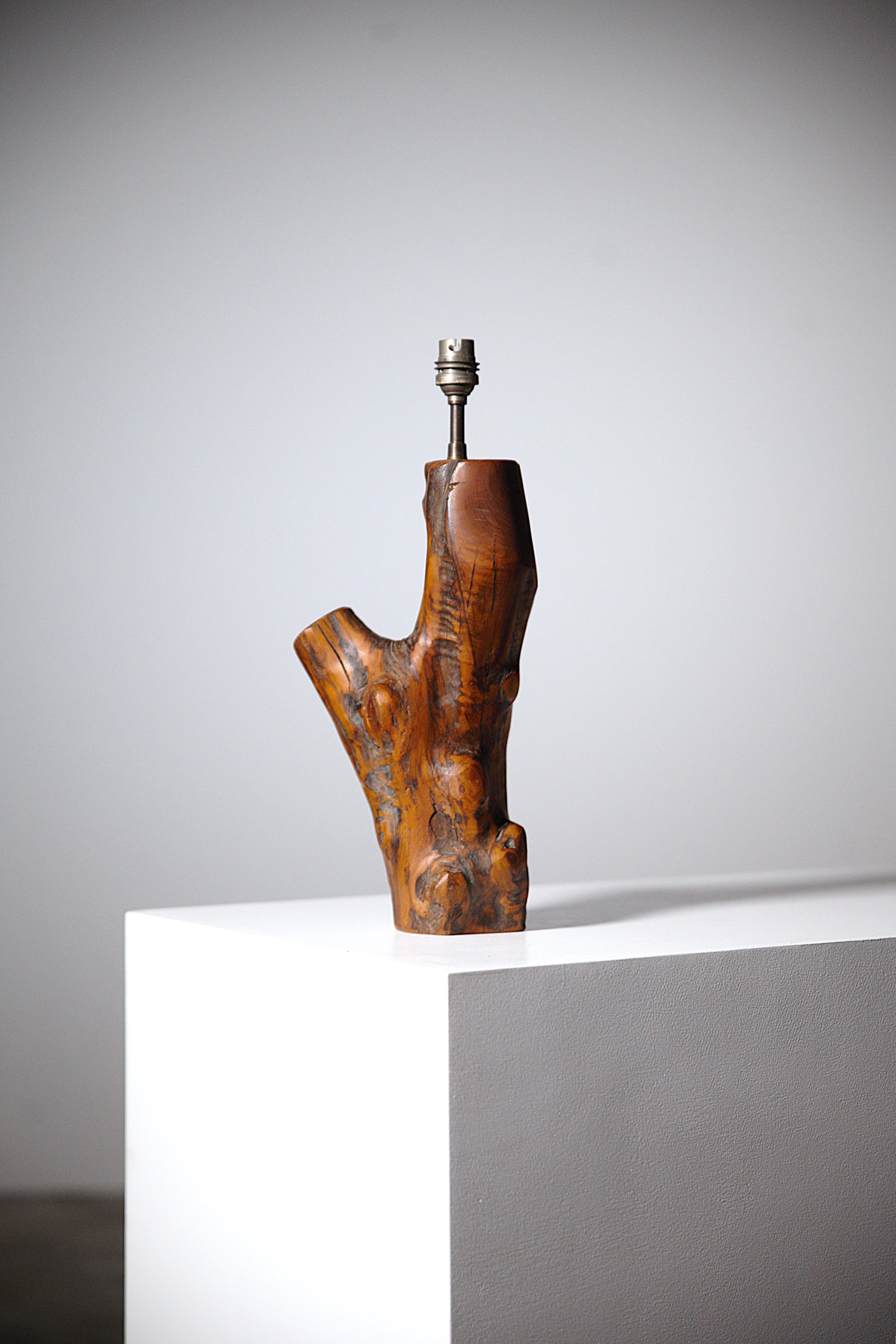 A sculptural wood lamp south of France 1970s

Signed under : V. Leger

Great patina.

Size : just the wood : 32cm  Total Height at the electric socket : 40cm