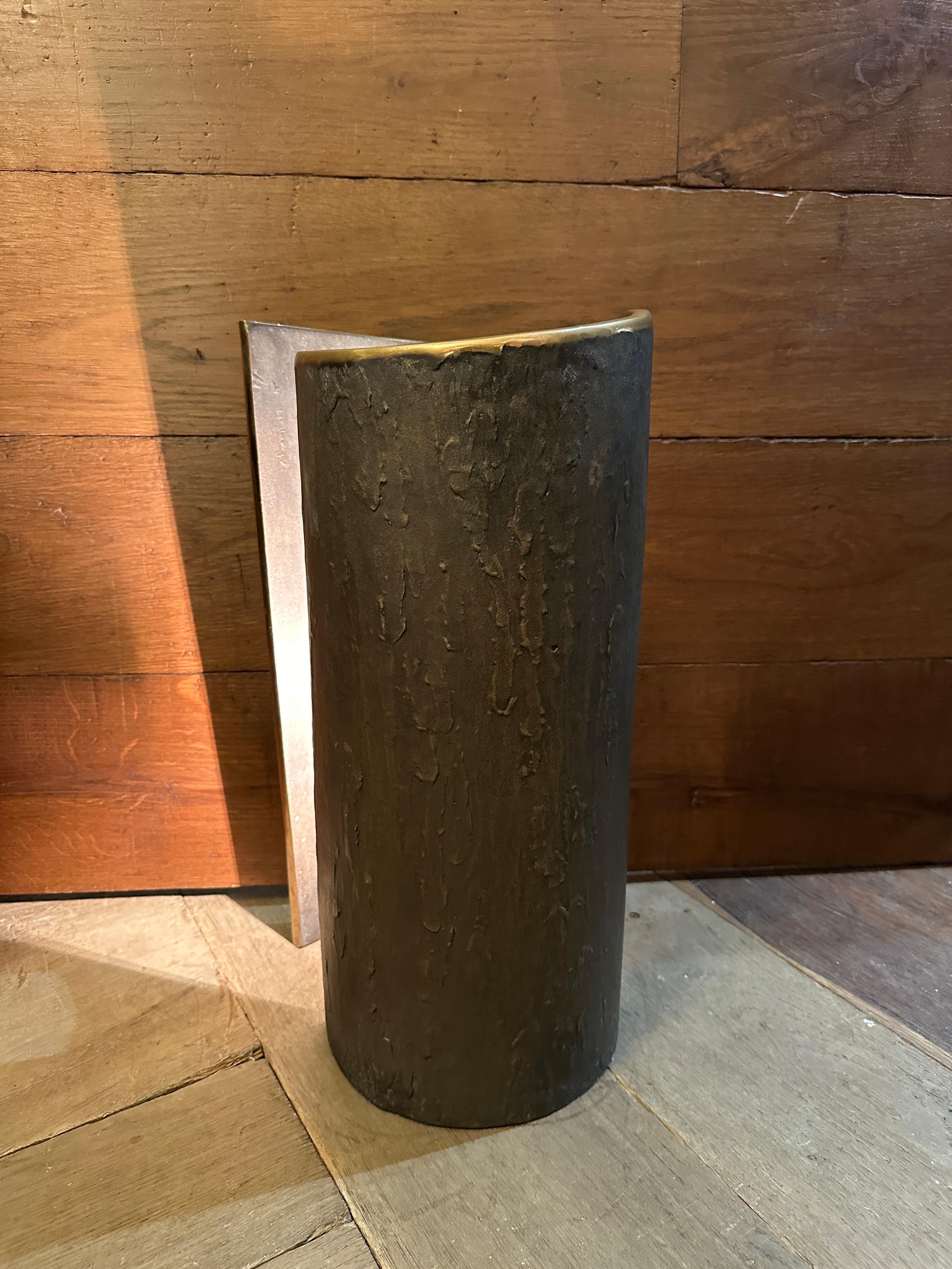 Une grande et substantielle lampe de table Toscana en bronze par Quasar des Pays-Bas. De forme sculpturale, elle comporte deux plaques rotatives qui pivotent l'une autour de l'autre grâce à un mécanisme intérieur permettant de projeter la lumière