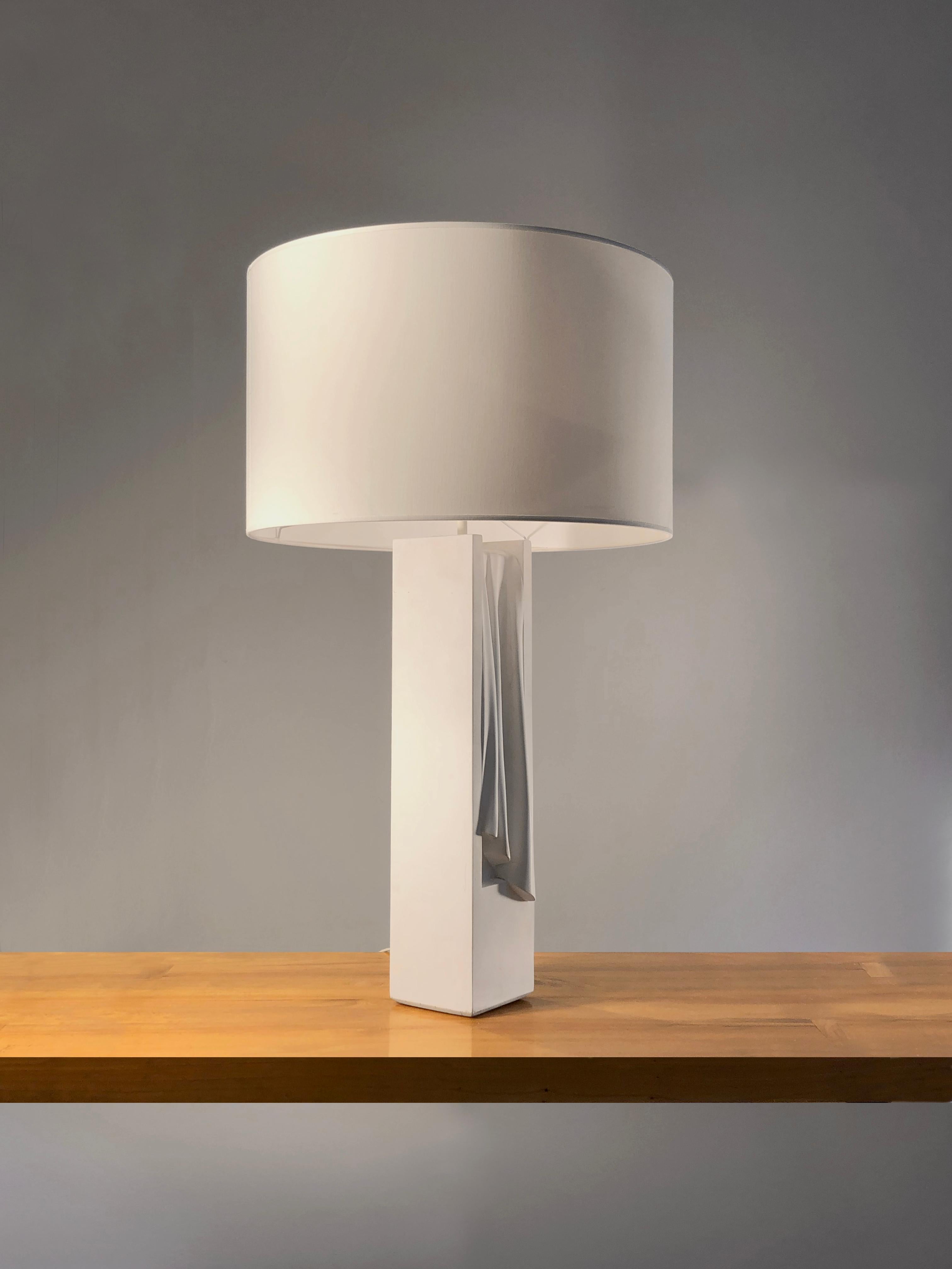 A SCULPTURAL PLASTER TABLE LAMP by LOIC BEUCHET for ATELIER SEDAP, France 1980 In Good Condition For Sale In PARIS, FR