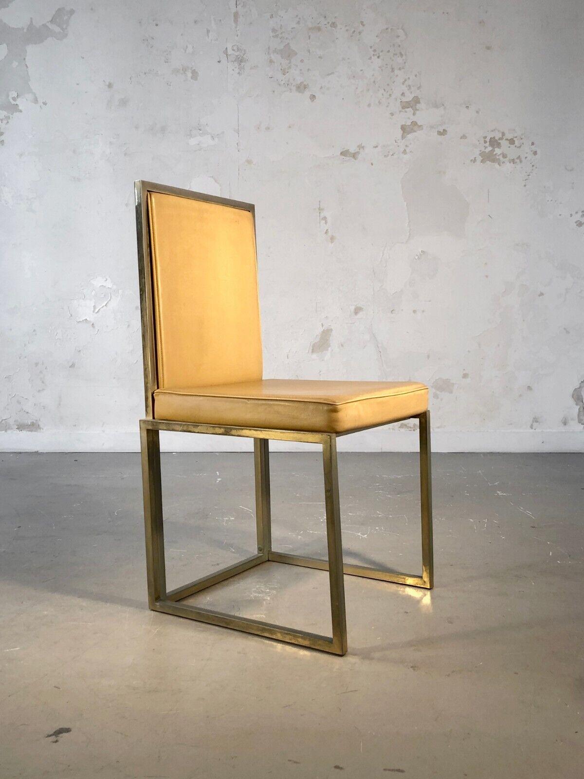 Elegante sedia geometrica, Post-Modernista, Shabby-Chic, Bauhaus, struttura in metallo a sezione quadrata con doratura irregolare e sbiadita e dettagli architettonici, seduta e schienale geometrici a incastro in similpelle color caramello chiaro,