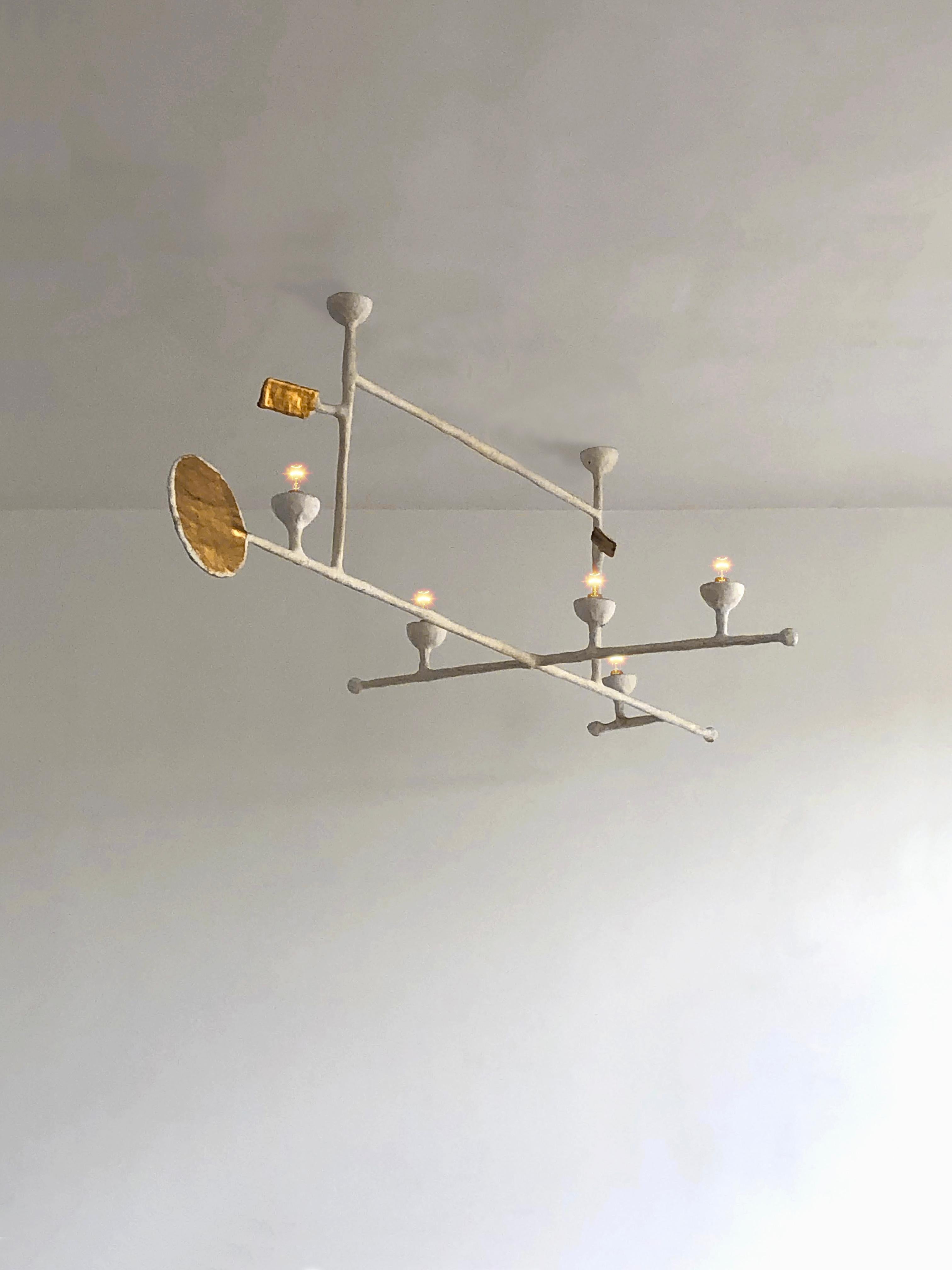 Exceptionnelle sculpture lumineuse de plafond, en plâtre blanc travaillé à la main sur une structure géométrique complexe en métal/laiton, comprenant 5 lumières (permettant l'ajout de petits abat-jours ou d'ampoules décoratives comme sur ces