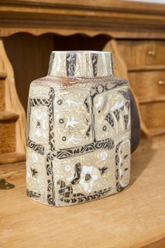 Un escultural jarrón de loza de Royal Copenhagen con decoraciones ricamente detalladas
