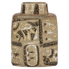 Un escultural jarrón de loza de Royal Copenhagen con decoraciones ricamente detalladas