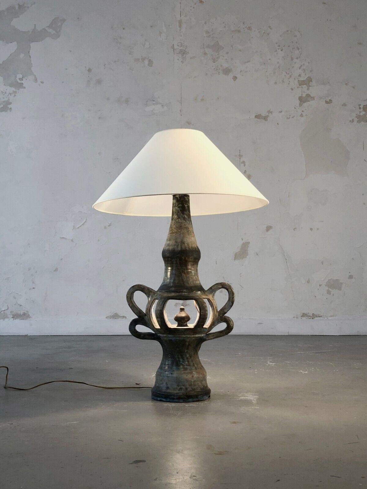 A Sculptural RUSTIC MODERN BRUTALIST Ceramic TABLE LAMP, VALLAURIS, France 1950 In Good Condition For Sale In PARIS, FR