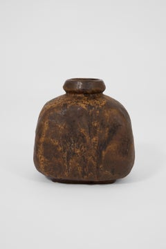 Un escultural jarrón de cerámica escandinava con un esmalte de rica textura