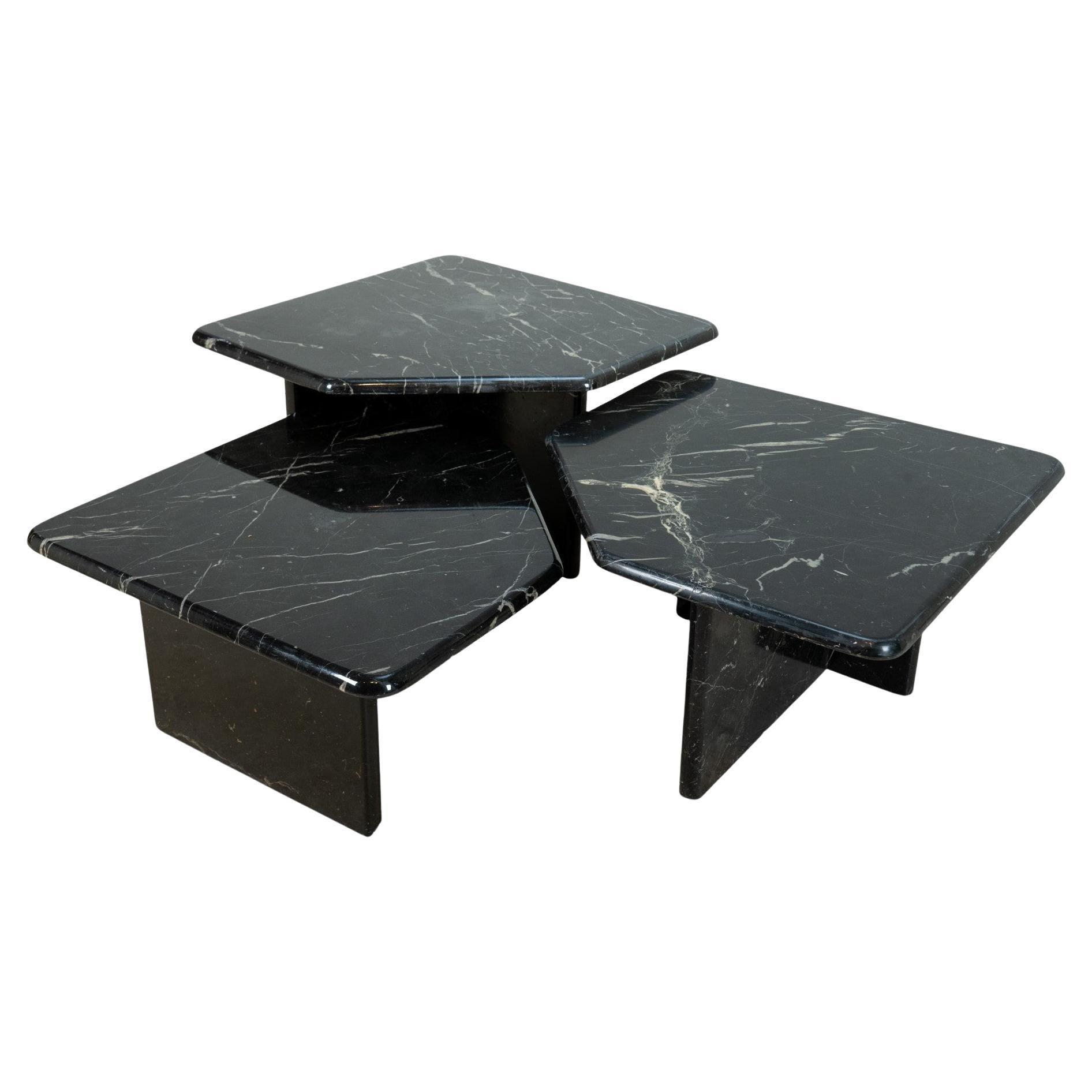 Ein skulpturaler Satz von Nisttischen aus schwarzem Marmor im Angebot