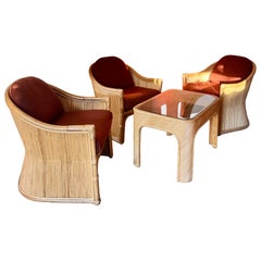 Ensemble sculptural de trois fauteuils club en rotin de style moderne du milieu du siècle dernier.
