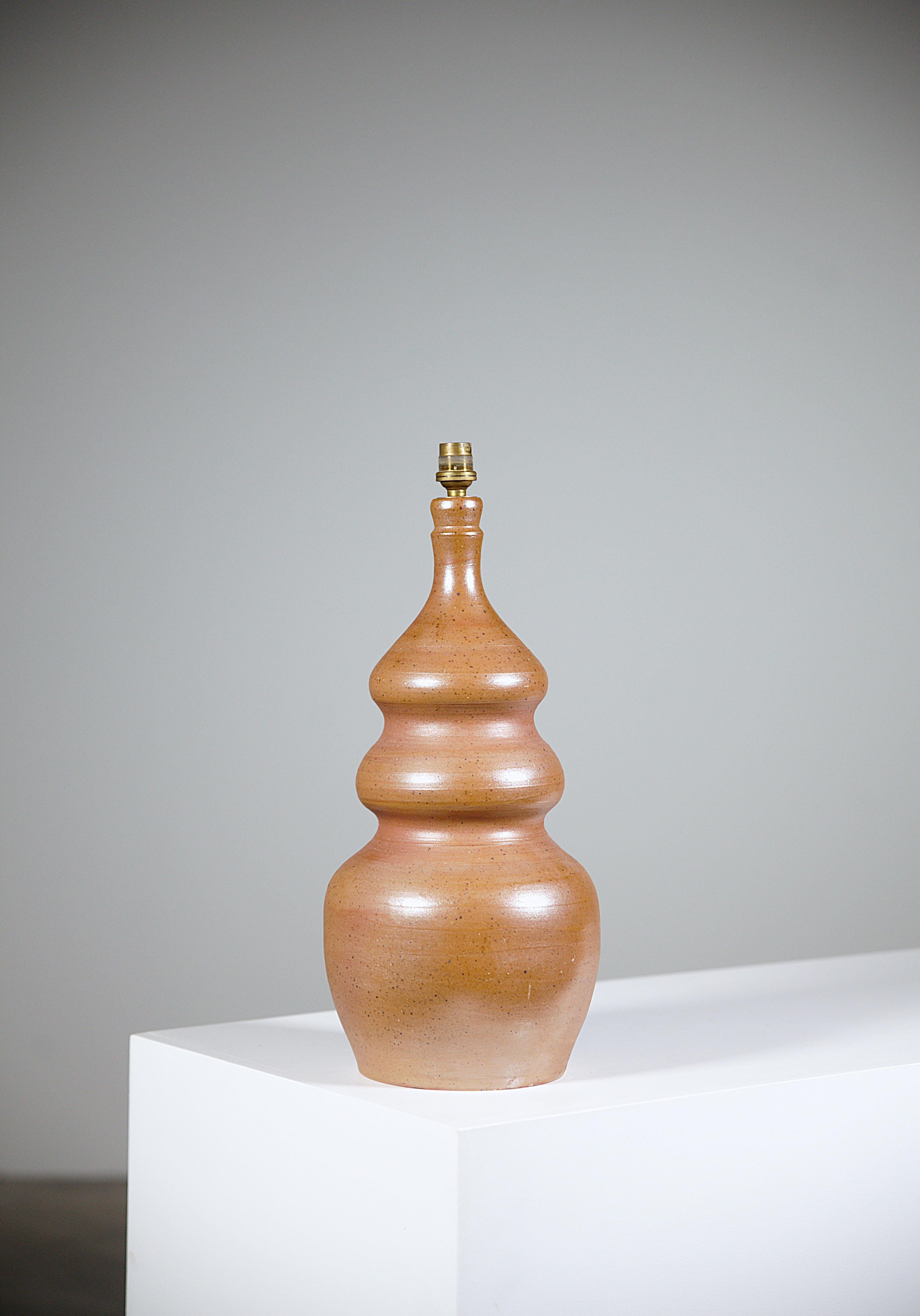 A sculptural stoneware lamp France 1970s.

Nice size.

We give you an example on the last photo with a lampshade. ( not included ).

In good condition.