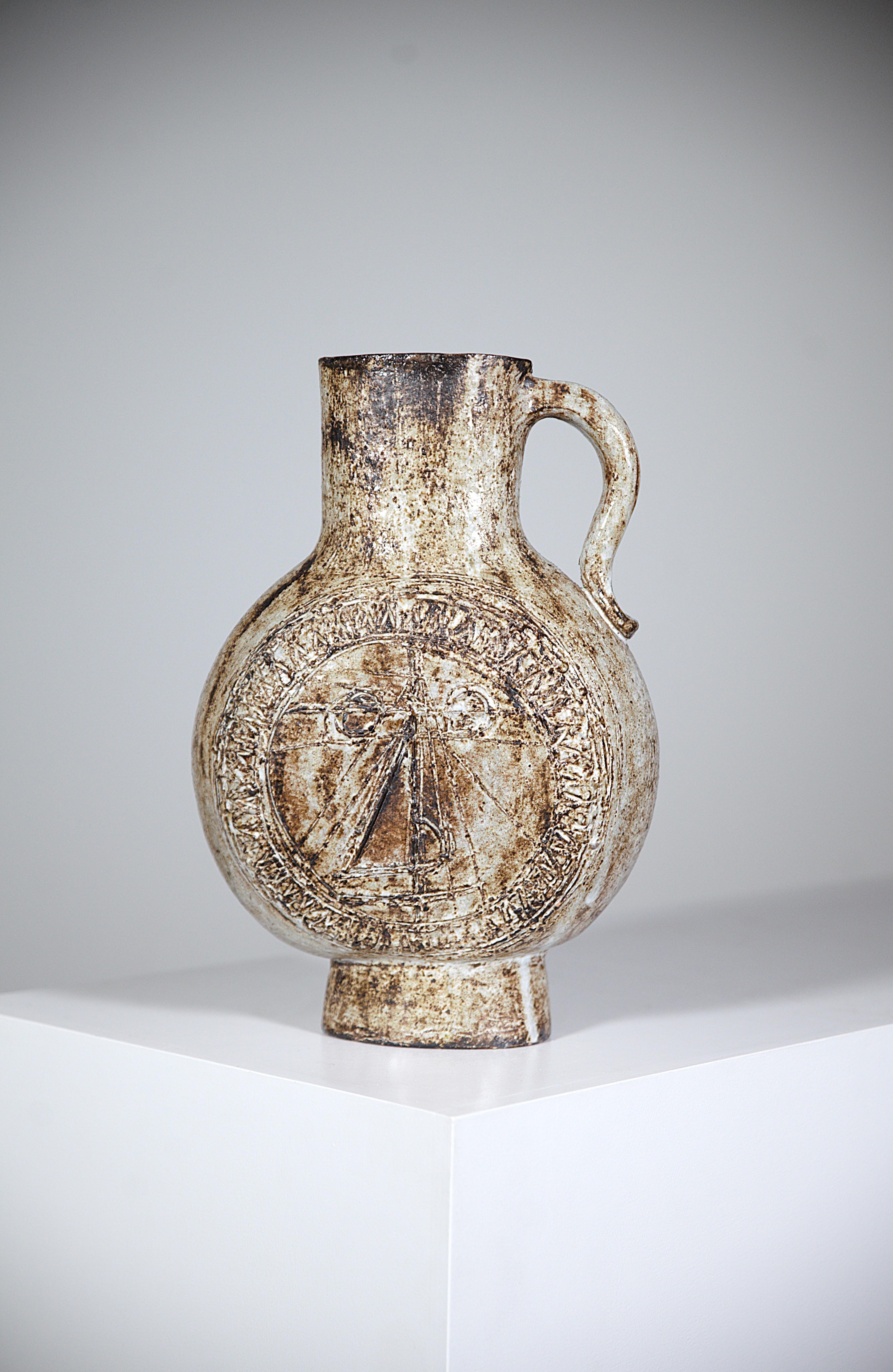 Vaso scultoreo di Jacques Pouchain Atelier A Dieulefit Francia anni '60

Bella forma.

Firma originale nei decori ( J.P )

In ottime condizioni.
